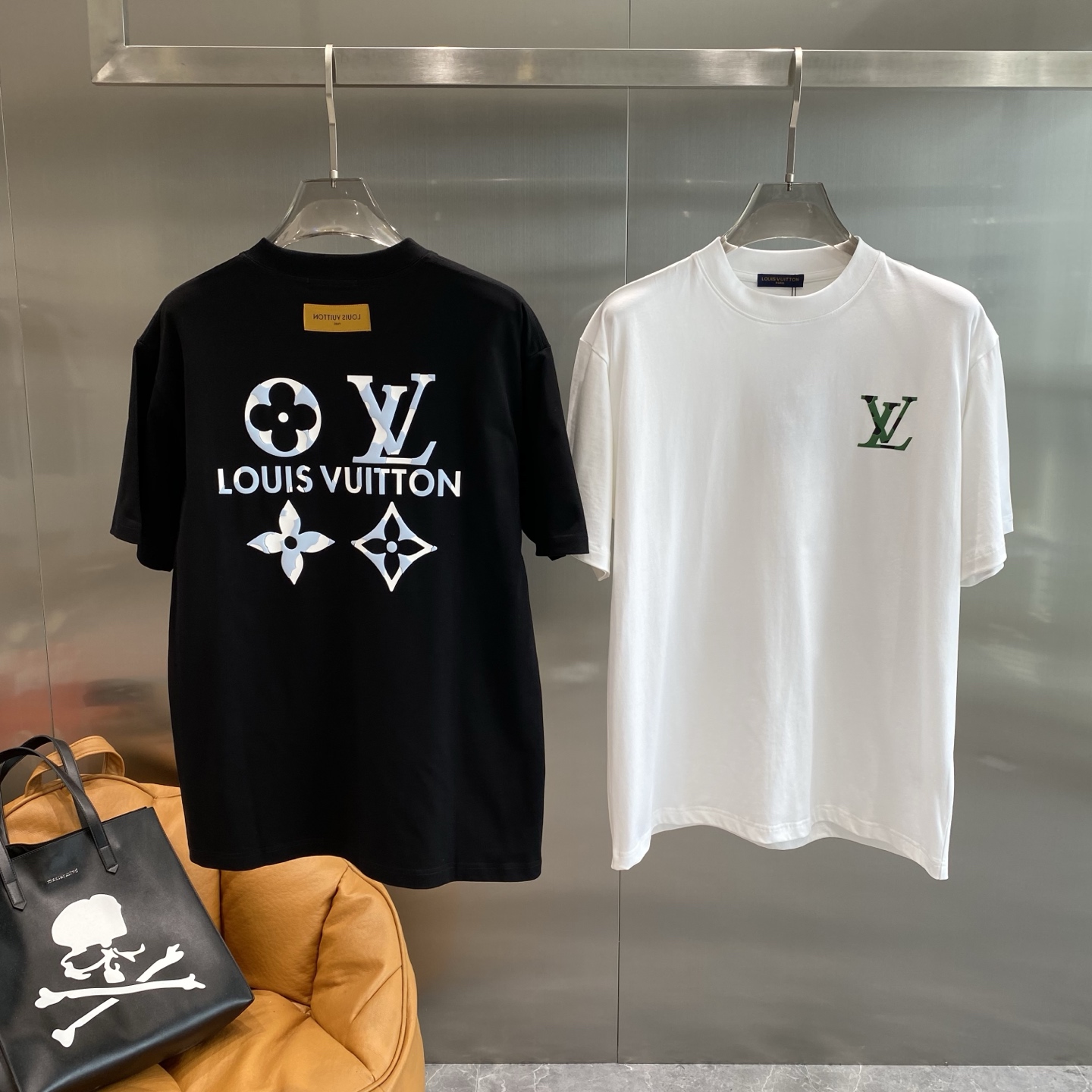 NO:465954,'Donkey Family' 25ss Spring and Summer New First-Open Counter Latest Short-sleeved Round Neck T-shirt High-end Customized Design Avant-garde and Fashionable!  Brand logo craft design High-end custom 240g fabric. Soft feel and comfortable to wear. Counter-level exquisite car line. Color black and white. Number of S-2XL the next day, louis vuitton, louis vuitton, T-shirt,tees, t-shirt,alexander wang19860909《驴家》 25ss春夏新款首发专柜最新款短袖圆领T恤 高端订制 设计前卫时尚！品牌logo工艺设计 高端定制240克面料.手感柔软.穿着舒适.专柜级别精致车线.颜色黑色.白色.码数S-2XL隔天,,louis vuitton,louis vuitton,T-shirt,tees，t-shirt,alexander wang,Men's clothing