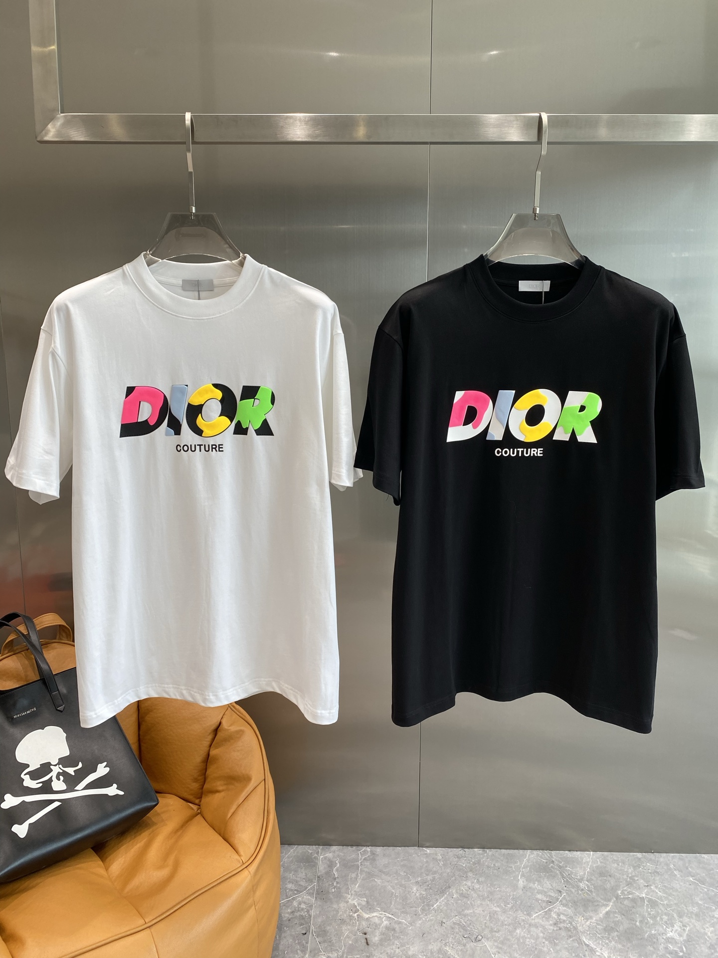 NO:465960,'Dijia' 25SS spring and summer new round neck short sleeves, customized pure cotton material, comfortable and breathable, creative letter design on chest, fashionable and versatile, casual items, color black, white, S-2XL next day, dior, T-shirt, alexander wang19860909《迪家》 25SS春夏新款圆领短袖,定制纯棉材质,舒适透气,胸前创意字母设计 时尚百搭,休闲单品 颜色黑色,白色, 码数S-2XL隔天,,dior,T-shirt,alexander wang,Men's clothing