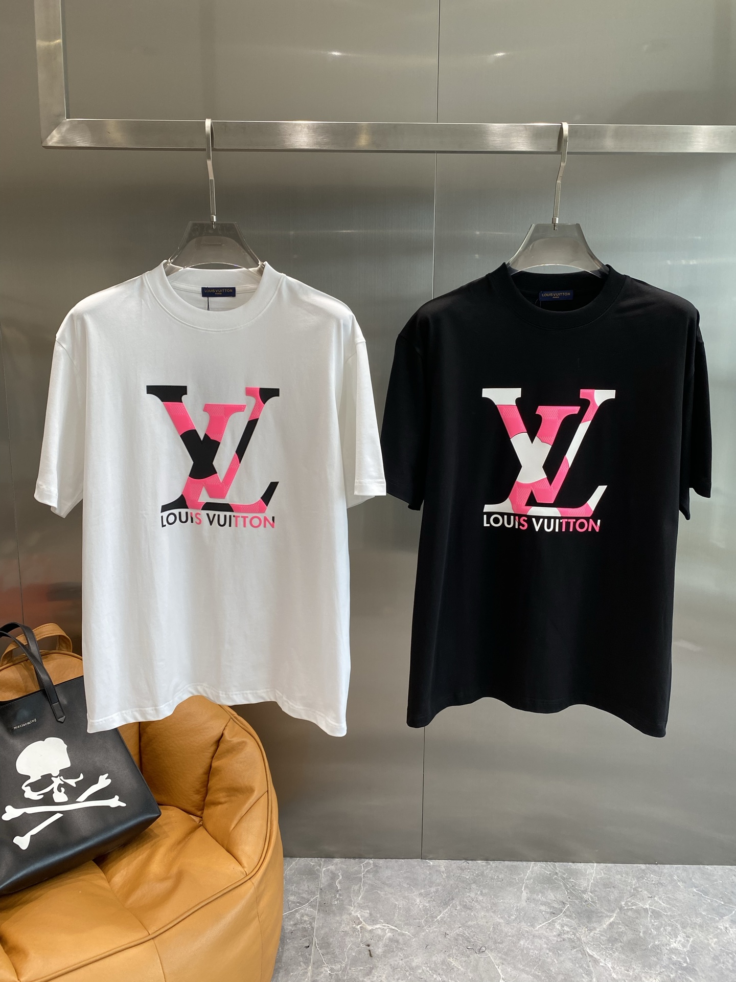 NO:465974,'Donkey Family' LV 25SS spring and summer new style first-time counter latest short-sleeved round-neck T-shirt, high-end customization, avant-garde and fashionable design!  Brand logo heavy craft design, high-end customized 240g fabric, soft feel, comfortable to wear, exquisite counter-level car line, fine workmanship, invincible and handsome upper body effect!  A must-have item for handsome men!  Color black. White. S-XXL the next day, louis vuitton,louis vuitton,louis vuitton,t-shirt,tees,t-shirt,alexander wang19860909《驴家》 LV 25SS春夏新款首发专柜最新款短袖圆领T恤 高端订制 设计前卫时尚！品牌logo重工艺设计 高端定制240克面料.手感柔软.穿着舒适.专柜级别精致车线.做工精细.上身效果无敌帅气！型男必备单品！颜色黑色.白色.码数S-XXL隔天,,louis vuitton,louis vuitton,louis vuitton,T-shirt,tees，t-shirt,alexander wang,Men's clothing