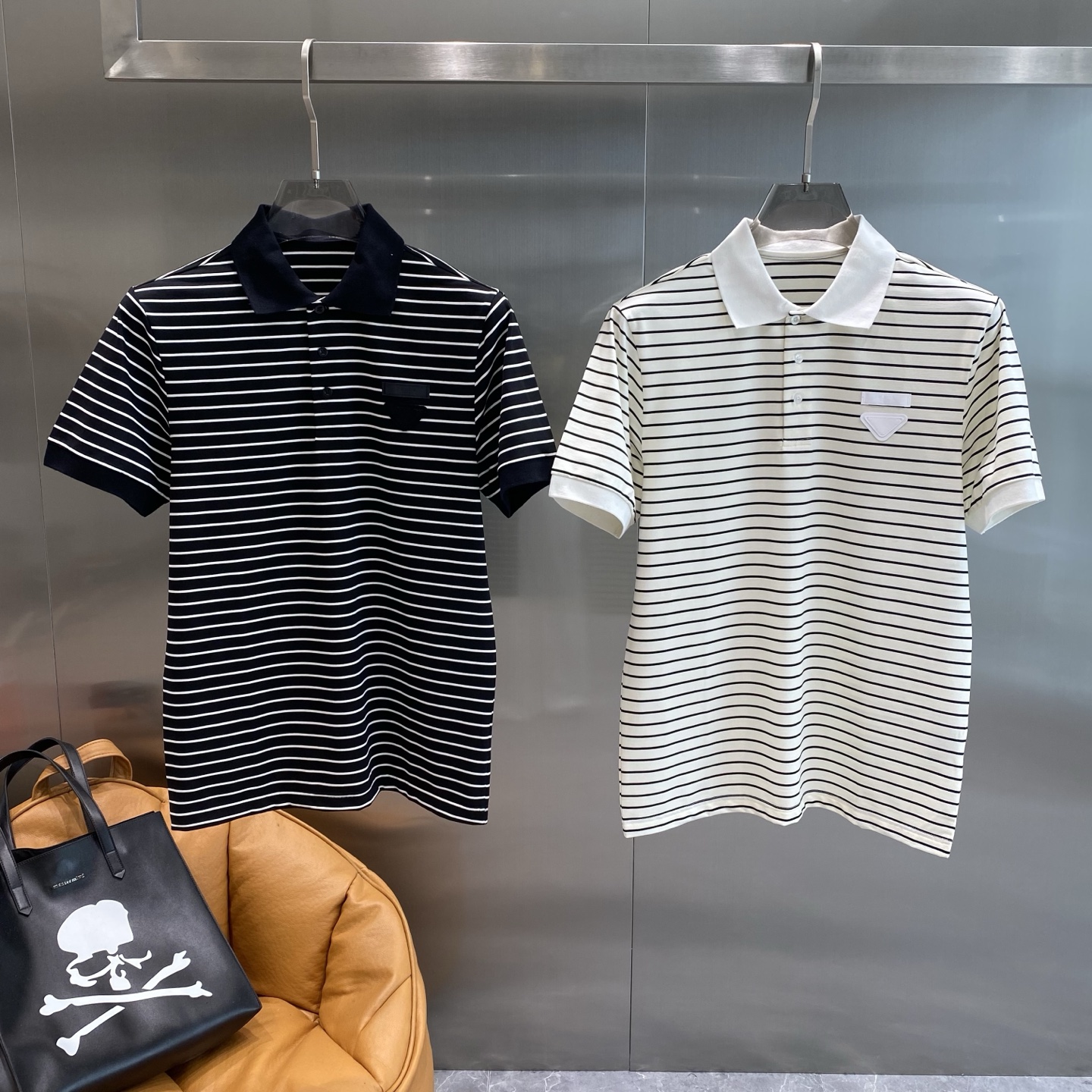 NO:476764,'Pujia' 2025 spring and summer new polo collar short-sleeved series. Selected top-grade mercerized bead floor cotton fabrics, complete with three specifications!  Fashionable brand elements logo design, the upper body style is excellent, the fabric is delicate, comfortable and breathable, and it is super good-looking and must-have for fashionable men!  Size M-3XL the next day, prada, T-shirt, alexander wang19860909《普家》 2025春夏新款polo领短袖系列.精选顶级丝光珠地棉面料,三标齐全！时尚大牌元素logo工艺设计,上身版型超赞,面料细腻舒适透气,随意搭配都超级好看时尚型男必备款哦！ 尺码M-3XL隔天,,prada,T-shirt,alexander wang,Men's clothing