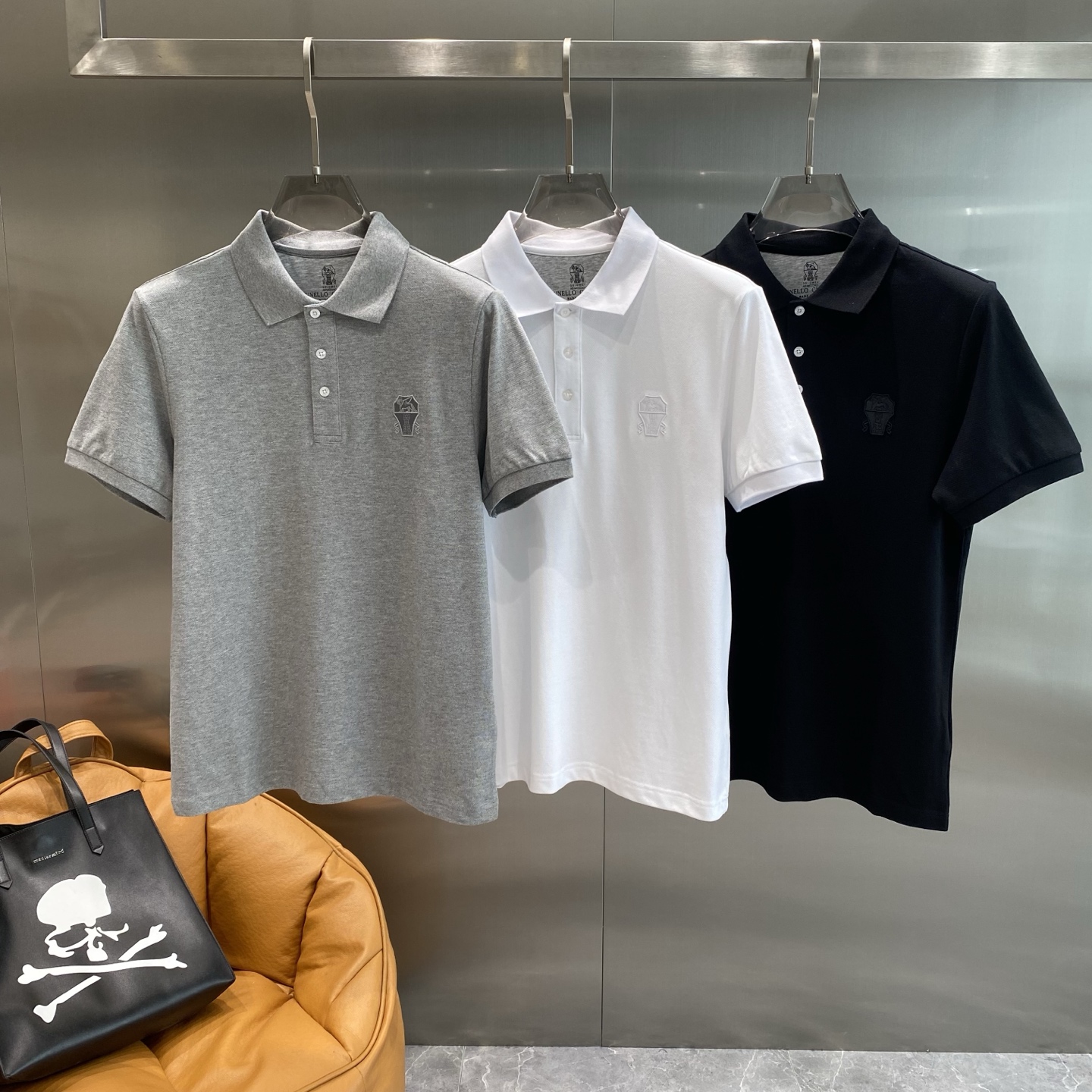 NO:476773,'Blujia' 2025 spring and summer new men's original single men's short-sleeved POLO shirt, trading company goods, and the official website is released simultaneously!  This type of basic items is a must-see every season. It is equipped with imported pearl mesh cotton, which has both comfort and breathability, and is fully equipped with overall visual value. It has a logo embroidery badge on the chest!  A single item with extremely high dressing rate!  Standard style and tailoring, comfortable stretching, and unrestrained exercise!  The lapel design meets the needs of simple styles, while having strong practical wearability, high-end, atmospheric and high-end!  Universal and versatile model. Size M-3XL the next day, T-shirt, alexander wang19860909《布鲁家》 2025春夏新款男士原单男士短袖POLO衫,贸易公司货,官网同步发售！此类型的基础单品是每季必出现的,客供进口珠地网眼棉,舒适性与透气性兼备,整体视觉值满分,胸前标志logo刺绣徽章修饰！穿搭率极高的单品！版型剪裁标准,伸展舒适,运动无拘束！翻领的设计在满足简约的风格上的需求同时,实穿性强,高端大气上档次！ 万能百搭款.尺码M-3XL隔天,,T-shirt,alexander wang,Men's clothing