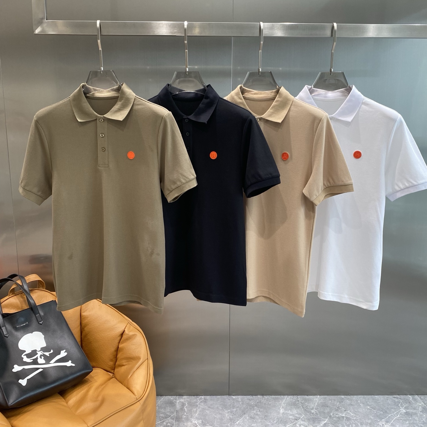 NO:452365,'Love Horse Family' ss summer new style, lapel short-sleeved T-shirt, POLO shirt, high-end version!  Customized fabrics for counters are breathable and comfortable, with impeccable details, and the brand element design concept reflects high quality. The feel is delicate and soft!  It is casually cut, with a great upper body style!  Number of code M-3XL the next day, hermes, T-shirt,tees,t-shirt,alexander wang19860909《爱马家》 ss夏季新款 翻领短袖T恤 POLO衫,高端版本！专柜定制面料 透气舒适度高,细节无可挑剔,品牌元素设计理念,体现高品质.手感细腻柔软！呈现休闲裁剪,上身版型超赞！码数M-3XL隔天,,hermes,T-shirt,tees，t-shirt,alexander wang,Men's clothing