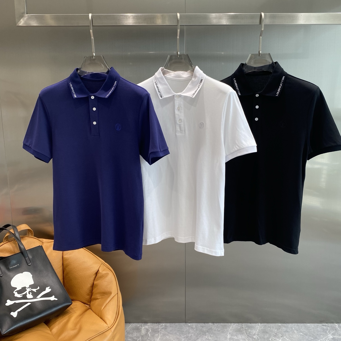 NO:465928,'Donkey Family' 25SS new spring and summer short-sleeved lapel T-shirt polo, the highest version is customized with high-end vermillion floor fabric simple and fashionable style, and the color-blocking thread is super good-looking!  Classic logo simple and elegant style!  Full of high-end feel, wearable in all seasons. Simple European style official website on sale number M-3XL the next day, louis vuitton, louis vuitton, T-shirt,tees, t-shirt,alexander wang19860909《驴家》 25SS新款春夏短袖翻领T恤polo,最高版本客供定制高端朱地面料简单时尚款,拼色螺纹超级好看！经典logo简单大方的款式！满满的高级感,四季可穿.简欧风格官网在售码数M-3XL隔天,,louis vuitton,louis vuitton,T-shirt,tees，t-shirt,alexander wang,Men's clothing