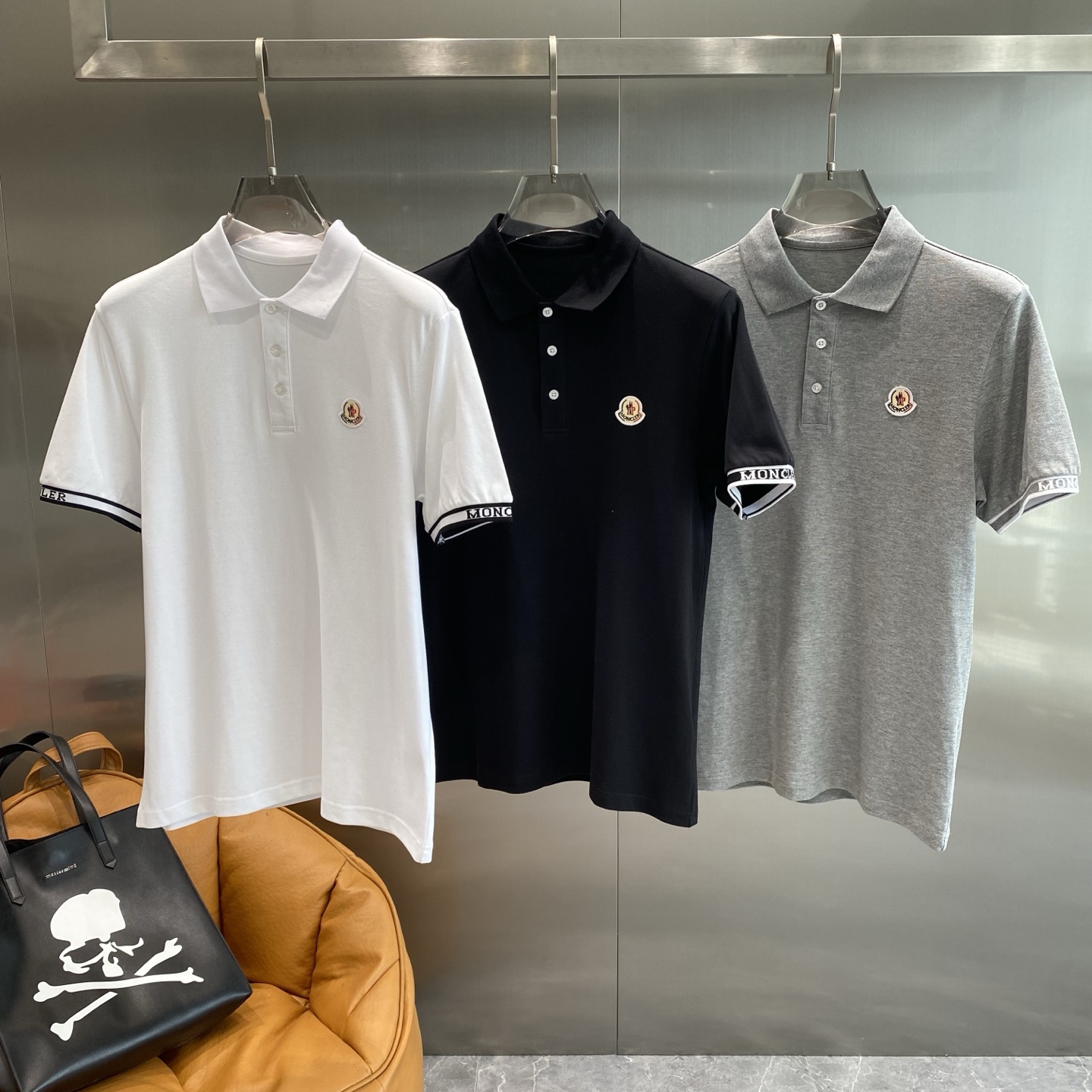 NO:465935,'Mengjia' 25SS new spring and summer short-sleeved lapel T-shirt polo, the highest version is customized with high-end vermillion floor fabric simple and fashionable style, and the color-blocking thread is super good-looking!  Classic logo simple and elegant style!  Full of high-end feel, wearable in all seasons. Simple European style official website on sale number M-3XL the next day, T-shirt,tees, t-shirt,alexander wang19860909《蒙家》 25SS新款春夏短袖翻领T恤polo,最高版本客供定制高端朱地面料简单时尚款,拼色螺纹超级好看！经典logo简单大方的款式！满满的高级感,四季可穿.简欧风格官网在售码数M-3XL隔天,,T-shirt,tees，t-shirt,alexander wang,Men's clothing