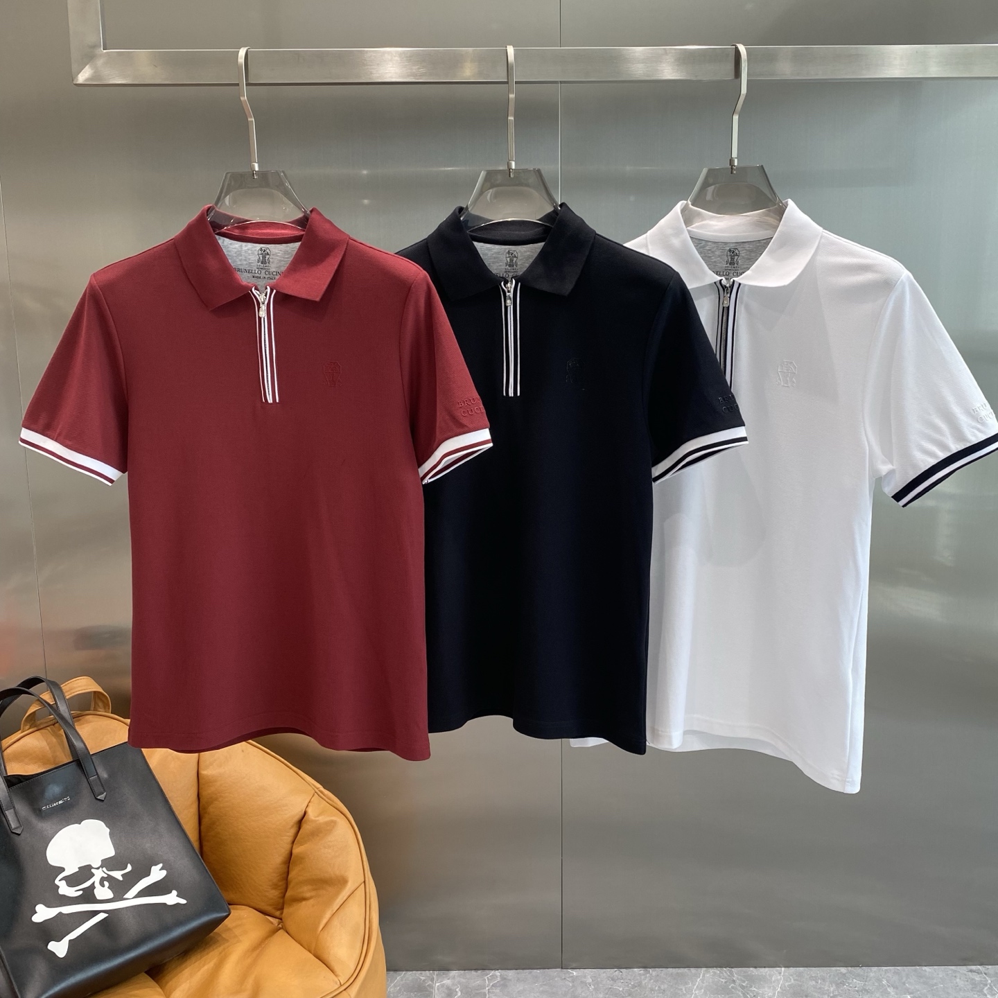 NO:476781,'Blue Family' 25SS new spring and summer short-sleeved lapel T-shirt polo, the highest version is customized with high-end vermillion floor fabric simple and fashionable style, and the color-blocking thread is super good-looking!  Classic logo simple and elegant style!  Full of high-end feel, wearable in all seasons. Simple European style official website on sale number M-3XL the next day, T-shirt,tees, t-shirt,alexander wang19860909《布鲁家》 25SS新款春夏短袖翻领T恤polo,最高版本客供定制高端朱地面料简单时尚款,拼色螺纹超级好看！经典logo简单大方的款式！满满的高级感,四季可穿.简欧风格官网在售码数M-3XL隔天,,T-shirt,tees，t-shirt,alexander wang,Men's clothing