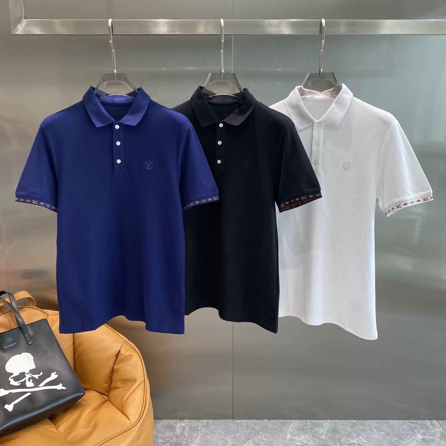 NO:465920,'Donkey Family' 2025ss summer new style, lapel short-sleeved T-shirt, POLO shirt, high-end version!  Customized fabrics for counters are breathable and comfortable, with impeccable details, and the brand element design concept reflects high quality. The feel is delicate and soft!  It is casually cut, with a great upper body style!  Count M-3XL the next day, louis vuitton,louis vuitton,t-shirt,tees,t-shirt,alexander wang19860909《驴家》 2025ss夏季新款 翻领短袖T恤 POLO衫,高端版本！专柜定制面料 透气舒适度高,细节无可挑剔,品牌元素设计理念,体现高品质.手感细腻柔软！呈现休闲裁剪,上身版型超赞！码数M-3XL隔天,,louis vuitton,louis vuitton,T-shirt,tees，t-shirt,alexander wang,Men's clothing