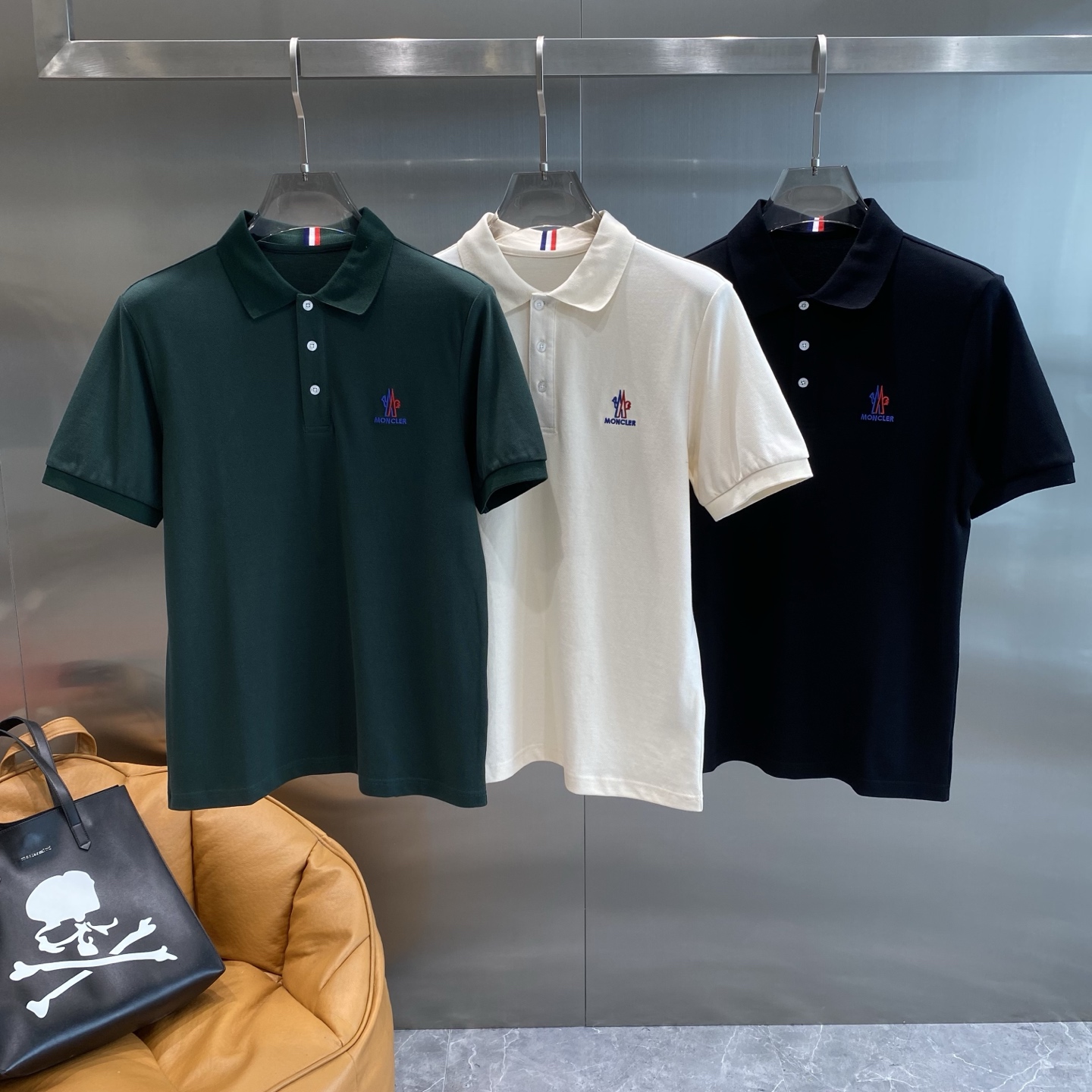 NO:465912,'Mengjia' 2025 spring and summer new polo collar short-sleeved series. Selected top-grade mercerized bead floor cotton fabrics, complete with three specifications!  Fashionable brand elements logo design, the upper body style is excellent, the fabric is delicate, comfortable and breathable, and it is super good-looking and must-have for fashionable men!  Size M-3XL the next day, T-shirt, alexander wang19860909《蒙家》 2025春夏新款polo领短袖系列.精选顶级丝光珠地棉面料,三标齐全！时尚大牌元素logo工艺设计,上身版型超赞,面料细腻舒适透气,随意搭配都超级好看时尚型男必备款哦！ 尺码M-3XL隔天,,T-shirt,alexander wang,Men's clothing