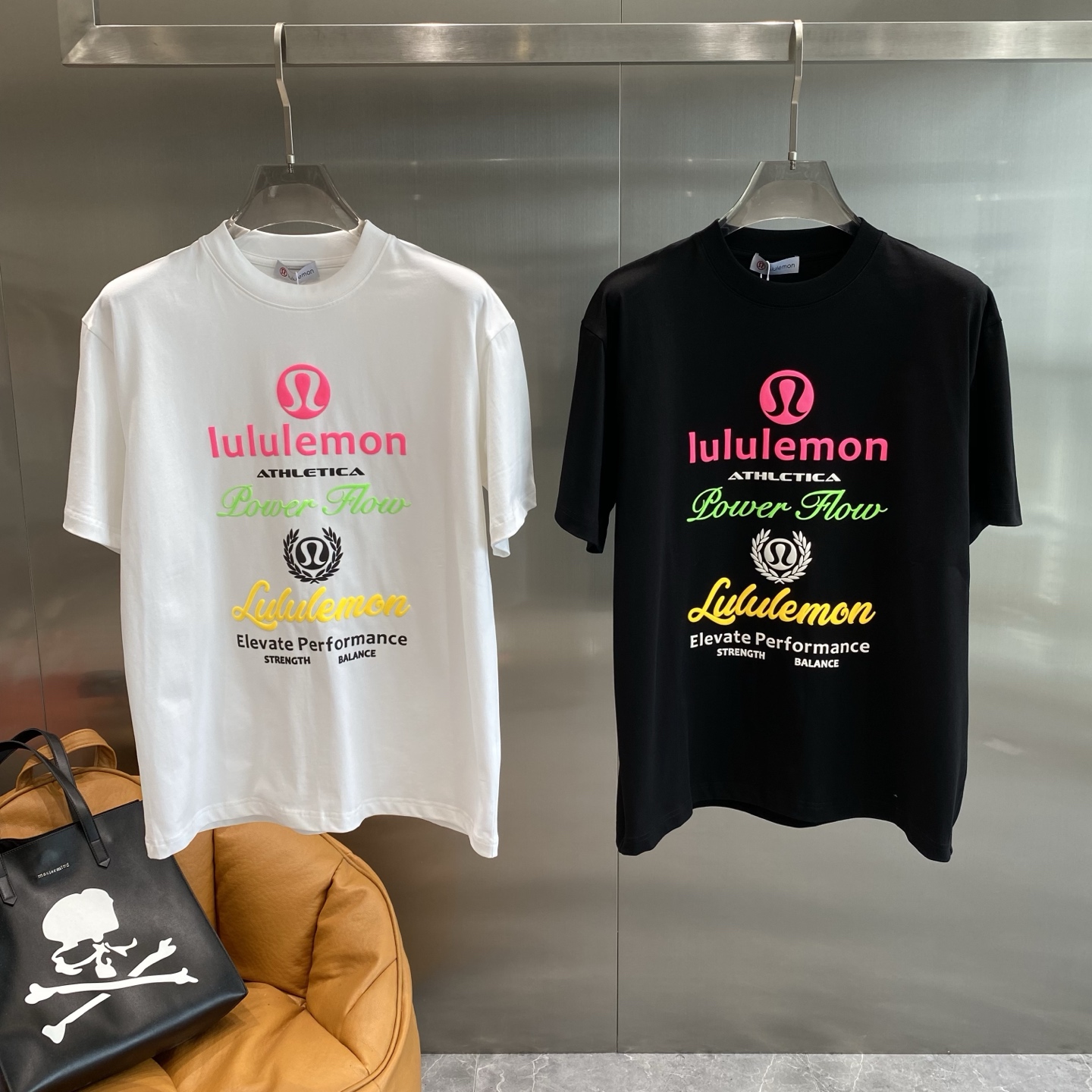 NO:465968,'Lulu Home' 25SS spring and summer new round neck short sleeves, customized pure cotton material, comfortable and breathable, creative letter design on chest, fashionable and versatile, casual items, color black, white, S-2XL next day, T-shirt, alexander wang19860909《露露家》 25SS春夏新款圆领短袖,定制纯棉材质,舒适透气,胸前创意字母设计 时尚百搭,休闲单品 颜色黑色,白色, 码数S-2XL隔天,,T-shirt,alexander wang,Men's clothing