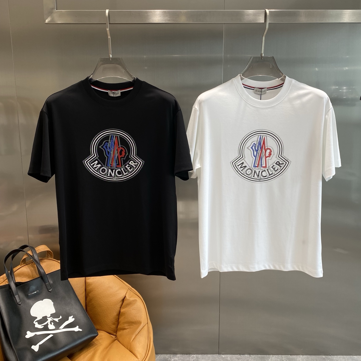 NO:508037,'Mengjia' is the latest product in summer 2025, with original orders sold at the counter at the same time, fashionable and casual round neck short-sleeved T-shirts, comfortable upper body!  Eye-catching and highlighted, using imported original fabric, top-grade printed craft letter pattern logo, simple but not losing fashion, fashionable and handsome upper body, 2 colors recommended, code number M-3XL the next day, T-shirt,tees, t-shirt,alexander wang19860909《蒙家》 2025夏季最新品,专柜同步有售原单狠货,时尚休闲圆领短袖T恤,上身舒适！吸睛而有亮点,采用进口原版面料,顶级印花工艺字母图案logo,简单而不失时尚,上身时尚帅气,2色推荐,码数M-3XL隔天,,T-shirt,tees，t-shirt,alexander wang,Men's clothing