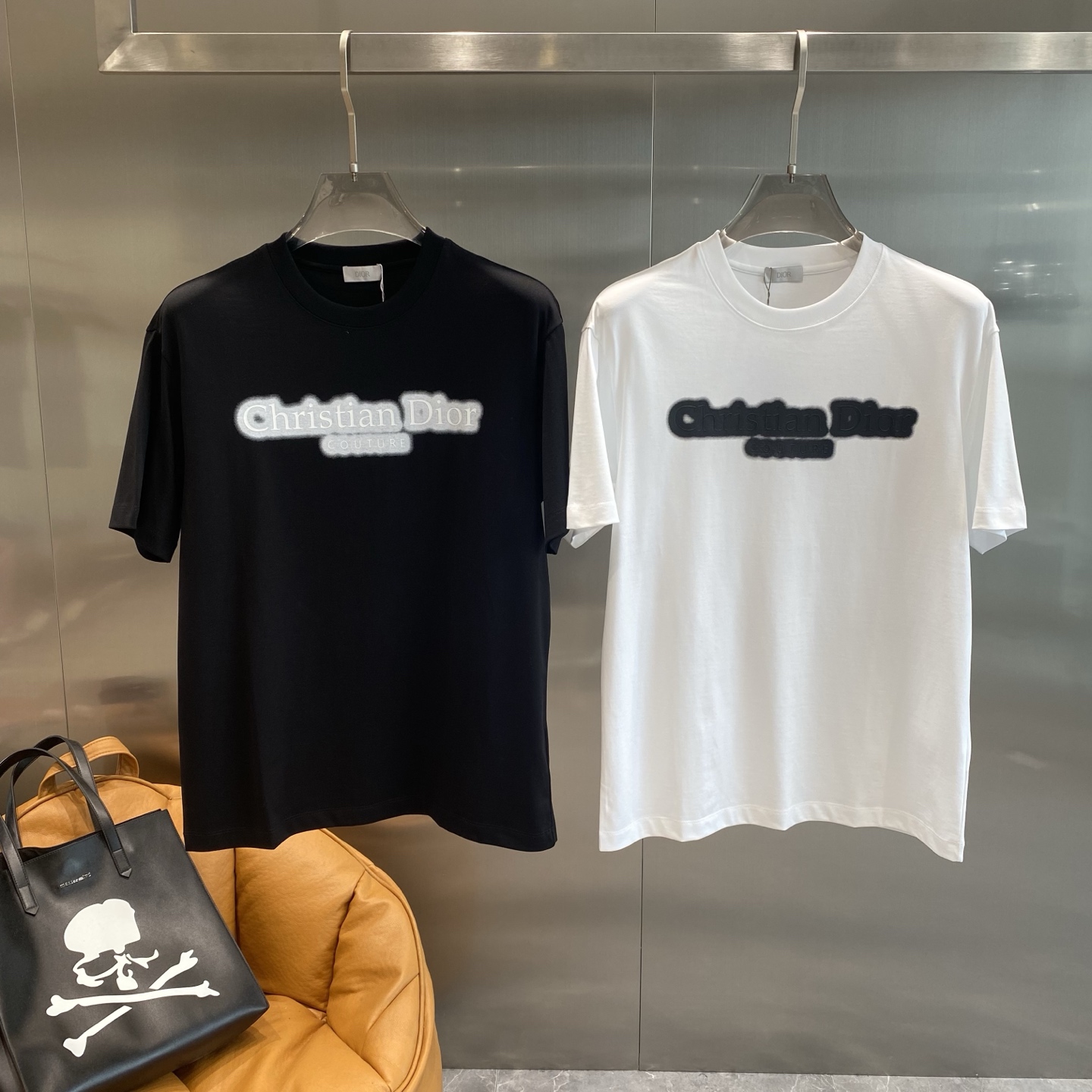 NO:508042,'Dijia' 2025 spring and summer new short-sleeved T-shirt, the latest model is exclusively available on the entire network!  !  ~ It is classic and fashionable and versatile, who doesn’t like it? It will show the classic again. It is very pleasing to the eye and comes with a low luxury halo and recognition!  The traditional brand concept and modern advanced technology are perfectly combined. Coupled with the extremely modern and modern minimalist design, exclusive logo pattern design!  Customized 100% imported pure cotton fabric!  The texture of this model is quite touching, the specifications and grades are known with tentacles. The degree of delicateness and breathability are top-notch!   Size M-3XL the next day, dior, T-shirt,tees, t-shirt,alexander wang19860909《迪家》 2025春夏新款 短袖T恤,最新款全网独家首上！！~既经典有时尚百搭,谁不爱啊,将经典再次展现,非常的耐看,自带低奢光环与辨识度！传统的品牌理念和现代化的先进技术进行了完美结合.加上极其现代摩登风范的简约设计,专属logo图案设计！定制百分百进口纯棉面料！此款的质感相当感人 触手便知规格档次 细腻程度与透气效果堪称顶级！  尺码M-3XL隔天,,dior,T-shirt,tees，t-shirt,alexander wang,Men's clothing