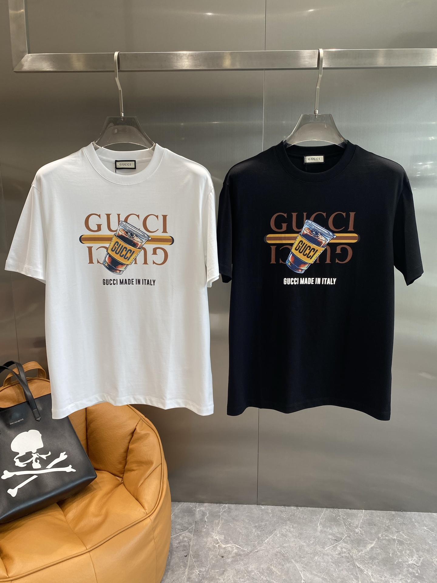 NO:508047,'The Gu Family' New round neck short-sleeved T-shirt in summer!  High-end pure cotton fabric, the texture is perfect!  Slim-fitting and tailoring design is clean and neat!  Fashionable and beautiful!  The wiring is very exquisite!  Excellent style effect!  And it has super breathable performance!  Easy to control at any age, a must-have item in men's wardrobe. Color White Black Number of code M-3XL The next day, gucci, T-shirt,tees, t-shirt,alexander wang19860909《古家》 夏季新款圆领短袖T恤！高端纯棉面料,手感质感都极完美！修身裁剪设计干净利落！时尚又好看！走线做工非常精致！版型效果超赞！而且透气性能超强！任何年龄阶段都可轻松驾驭,男士衣橱里必备的单品. 颜色 白色 黑色 码数M-3XL 隔天,,gucci,T-shirt,tees，t-shirt,alexander wang,Men's clothing