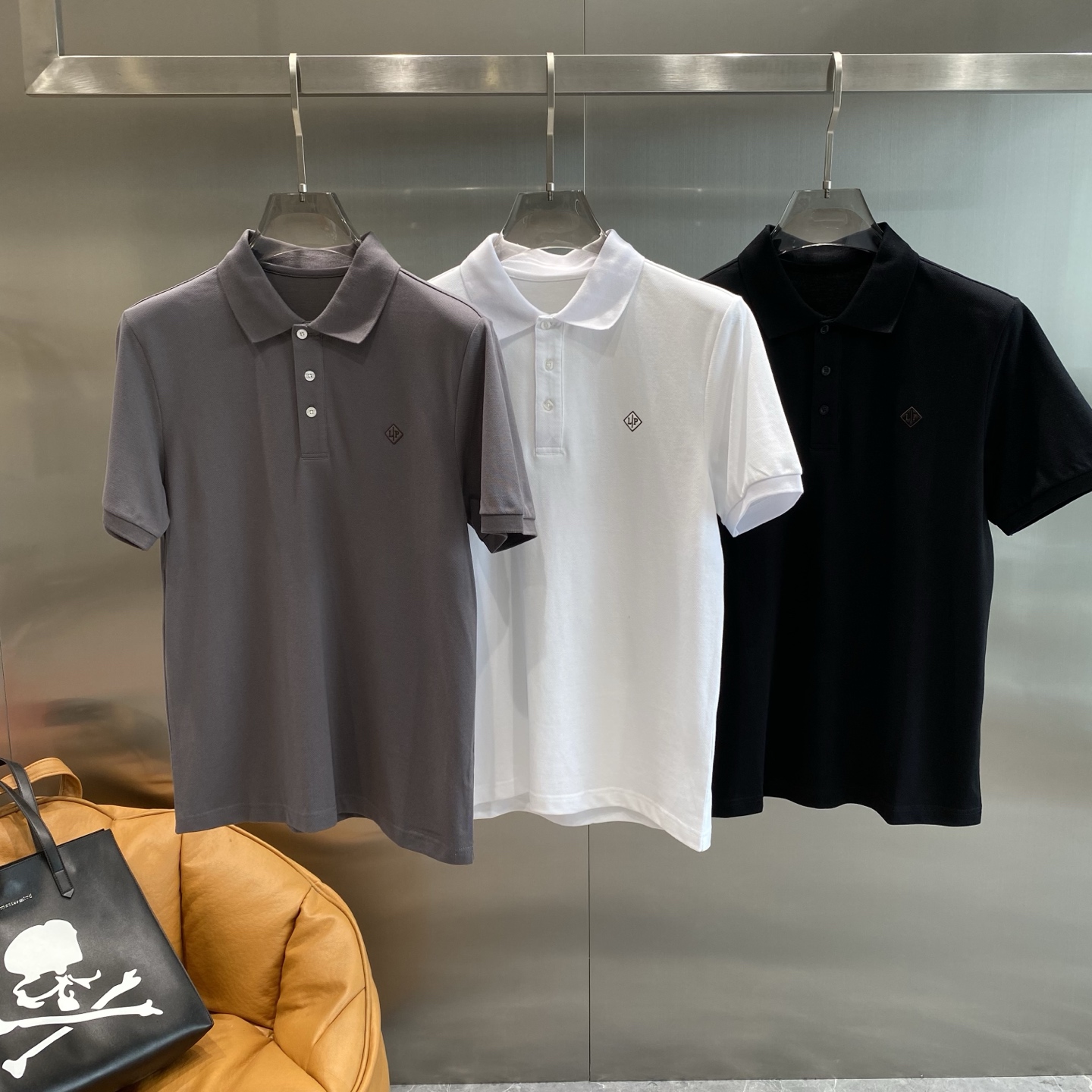 NO:452367,'LP Home' New spring and summer men's lapel shirt short sleeves are released simultaneously on the counter. Simple, fashionable and versatile. High-end quality. Concave and convex logo design on the chest. The cuffs are knitted with perfect color matching. Custom imported double-strand mercerized bead floor cotton fabric. Comfortable and breathable. High grade and texture. Fashionable and casual!  Code number M-3XL the next day, loro piana, T-shirt, alexander wang19860909《LP家》 春夏新款男士翻领衫短袖 柜台同步发售 简洁时尚百搭 高端品质 胸前凹凸logo设计 袖口特定螺纹针织完美拼色,定制进口双股丝光珠地棉面料 穿着舒适 透气 档次高很有质感 时尚又休闲！ 码数M-3XL隔天,,loro piana,T-shirt,alexander wang,Men's clothing