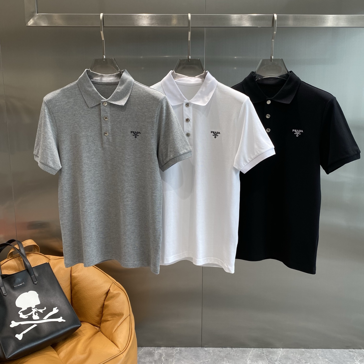 NO:452371,'Pujia' Spring and summer new men's lapel shirt short sleeves are released simultaneously on the counter. Simple, fashionable and versatile. High-end quality. Concave and convex logo design on the chest. The cuffs are knitted with perfect color matching. Custom imported double-strand mercerized bead floor cotton fabric. Comfortable and breathable. High grade and texture. Fashionable and casual!  Code number M-3XL the next day, prada, T-shirt, alexander wang19860909《普家》 春夏新款男士翻领衫短袖 柜台同步发售 简洁时尚百搭 高端品质 胸前凹凸logo设计 袖口特定螺纹针织完美拼色,定制进口双股丝光珠地棉面料 穿着舒适 透气 档次高很有质感 时尚又休闲！ 码数M-3XL隔天,,prada,T-shirt,alexander wang,Men's clothing