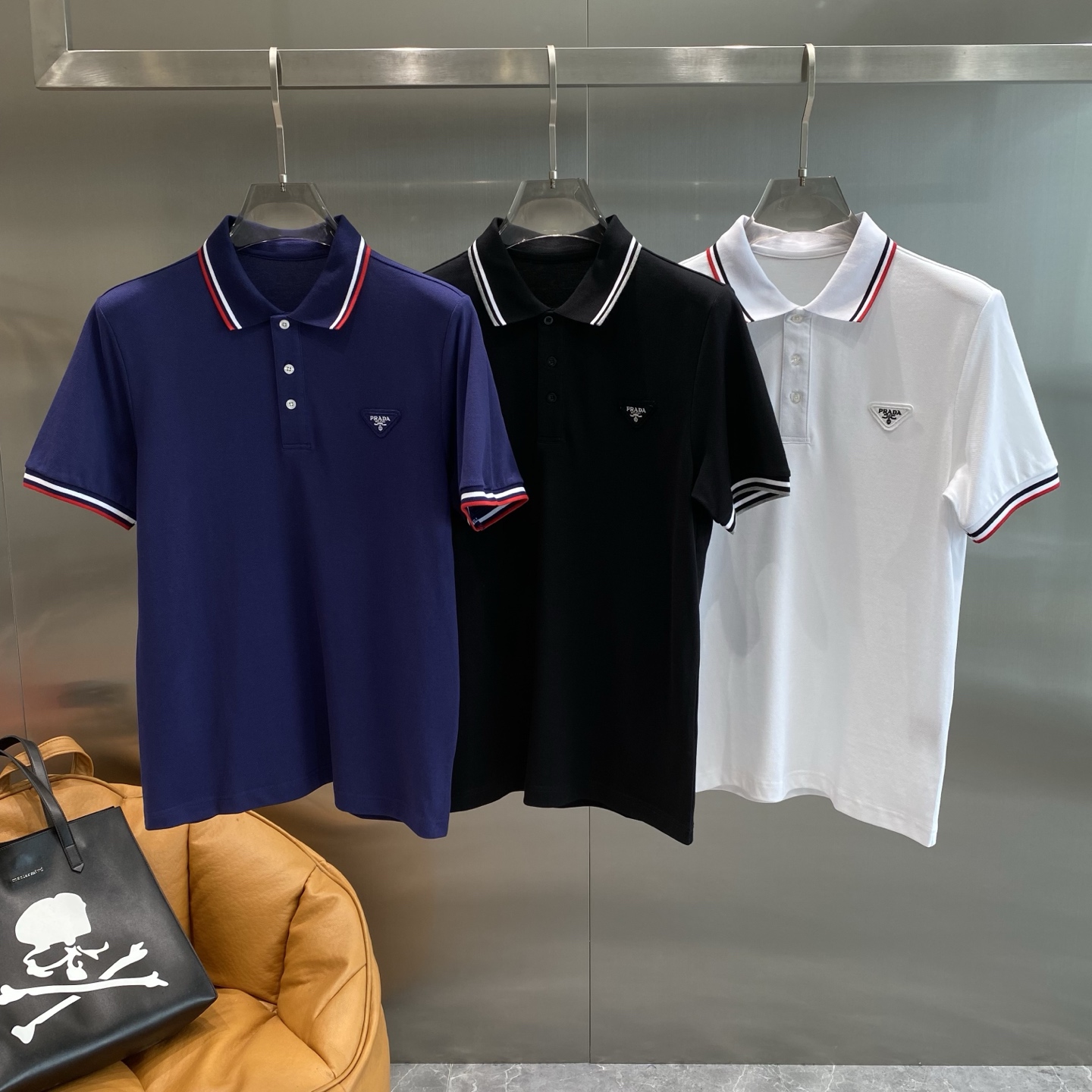 NO:452375,'Pujia' s classic iconic logo embellishment elements, classic fashion lapel, Polo shirt short sleeves, trading company channel orders, simple and elegant, fashionable and versatile, and the quality is even more unstriking!  Use imported custom-woven pure cotton bead mesh fabric, which is soft, straight, stylish, breathable and comfortable. The upper body has a good drooping feeling and is not easy to deform! It is even less likely to fade! A clean and refreshing basic POLO shirt style, a small and crisp pointed collar, stylish and fashionable, perfectly combining casual and business!  Fashionable and versatile!  M-3XL the next day, prada, T-shirt, alexander wang19860909《普家》 s经典标志性Logo点缀元素 经典时尚翻领 Polo衫短袖 ,贸易公司渠道订单,简约大气,时尚百搭,品相更是无法挑剔！选用客供进口定织纯棉珠地网眼面料,柔软挺阔有型、透气舒适.上身垂感好,不易变形!更不易褪色!干净清爽的基础 POLO衫版型,小巧而挺括的尖领有型又时尚,休闲与商务完美结合！时尚百搭！M-3XL隔天,,prada,T-shirt,alexander wang,Men's clothing