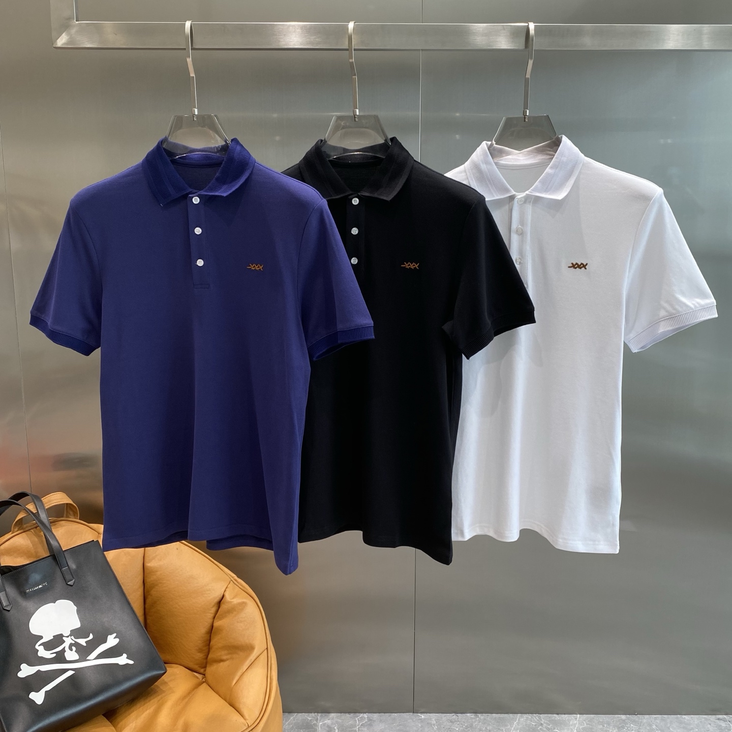 NO:452378,'Jennie's' s classic iconic logo embellishment elements, classic fashion lapel, short-sleeved Polo shirt, trading company channel orders, simple and elegant, fashionable and versatile, and the quality is even more unstriking!  Use imported custom-woven pure cotton bead mesh fabric, which is soft, straight, stylish, breathable and comfortable. The upper body has a good drooping feeling and is not easy to deform! It is even less likely to fade! A clean and refreshing basic POLO shirt style, a small and crisp pointed collar, stylish and fashionable, perfectly combining casual and business!  Fashionable and versatile!  M-3XL the next day, zegna, T-shirt, alexander wang19860909《杰尼家》 s经典标志性Logo点缀元素 经典时尚翻领 Polo衫短袖 ,贸易公司渠道订单,简约大气,时尚百搭,品相更是无法挑剔！选用客供进口定织纯棉珠地网眼面料,柔软挺阔有型、透气舒适.上身垂感好,不易变形!更不易褪色!干净清爽的基础 POLO衫版型,小巧而挺括的尖领有型又时尚,休闲与商务完美结合！时尚百搭！M-3XL隔天,,zegna,T-shirt,alexander wang,Men's clothing