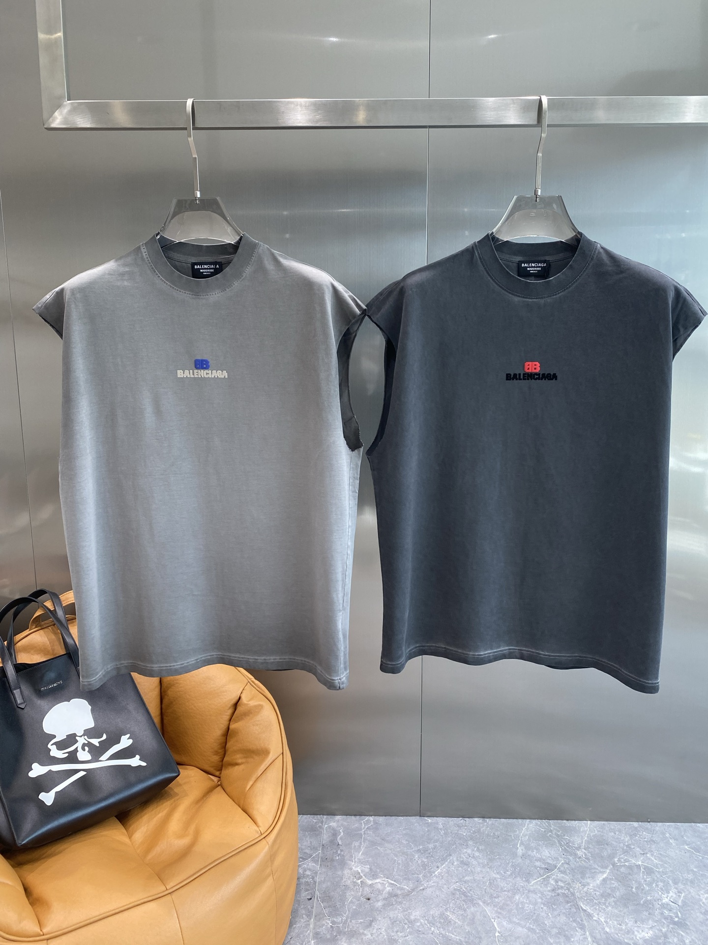 NO:448333,'Paris Home' The 2025 spring and summer classic round neck sleeveless vest uses 280g double yarn cotton, and the clothes are thick to make the overall high breathability and softness. The high version is complete with three standards!  Size S M L XL Next Day, Balenciaga,alexander wang19860909《巴黎家》 2025春夏经典圆领无袖背心采用280克双纱精棉,衣服偏厚使整体高透气和柔软性,高版本,三标齐全！尺码S M L XL隔天,,balenciaga,alexander wang,Men's clothing