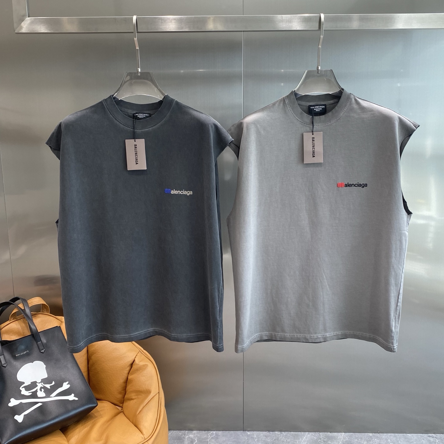 NO:448317,'Paris Home' The 2025 spring and summer classic round neck sleeveless vest uses 280g double yarn cotton, and the clothes are thick to make the overall high breathability and softness. The high version is complete with three standards!  Size S M L XL the next day, balenciaga, alexander wang19860909《巴黎家》 2025春夏经典圆领无袖背心采用280克双纱精棉,衣服偏厚使整体高透气和柔软性,高版本,三标齐全！尺码S M L XL隔天,,balenciaga,alexander wang,Men's clothing