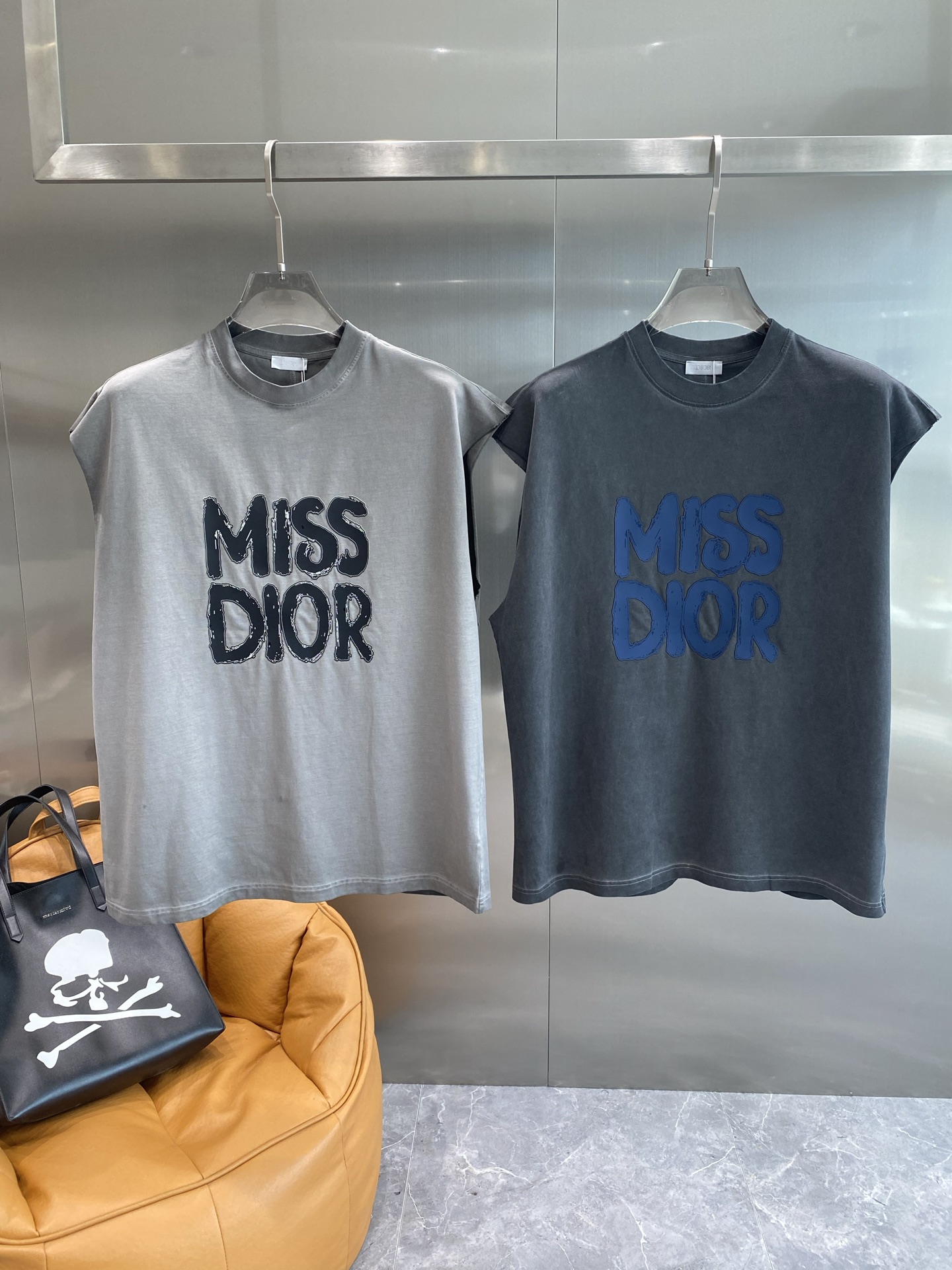 NO:448325,'Dijia' The 2025 spring and summer classic round neck sleeveless vest uses 280g double yarn cotton, and the clothes are thick to make the overall high breathability and softness. The high version is complete with three standards!  Size S M L XL the next day, dior, alexander wang19860909《迪家》 2025春夏经典圆领无袖背心采用280克双纱精棉,衣服偏厚使整体高透气和柔软性,高版本,三标齐全！尺码S M L XL隔天,,dior,alexander wang,Men's clothing