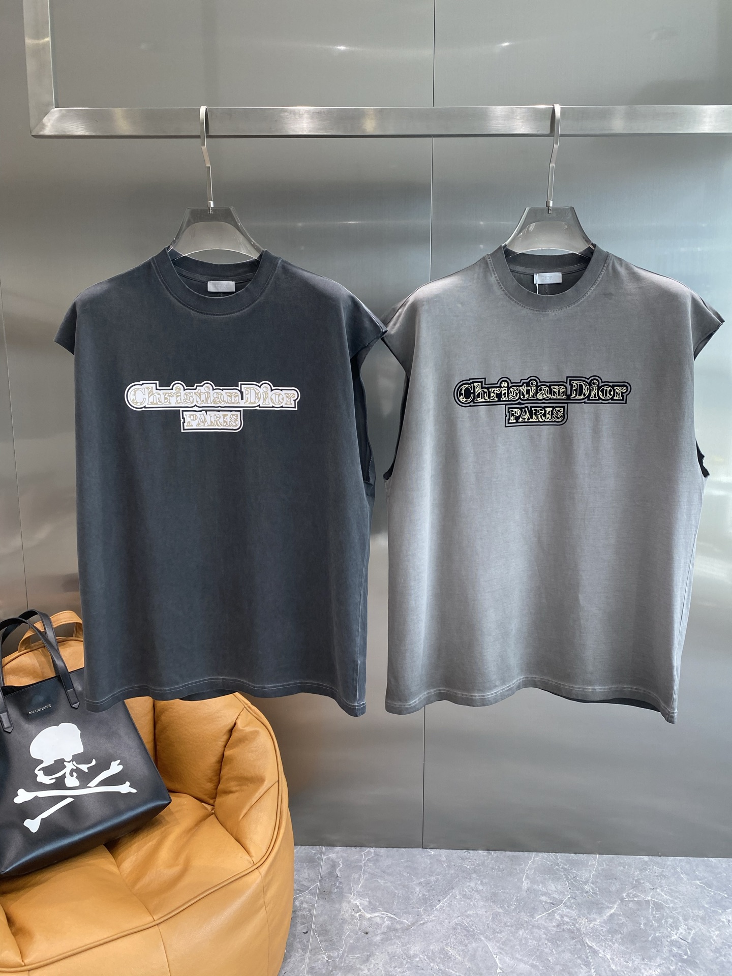 NO:448339,'Dijia' The 2025 spring and summer classic round neck sleeveless vest uses 280g double yarn cotton, and the clothes are thick to make the overall high breathability and softness. The high version is complete with three standards!  Size S M L XL the next day, dior, alexander wang19860909《迪家》 2025春夏经典圆领无袖背心采用280克双纱精棉,衣服偏厚使整体高透气和柔软性,高版本,三标齐全！尺码S M L XL隔天,,dior,alexander wang,Men's clothing