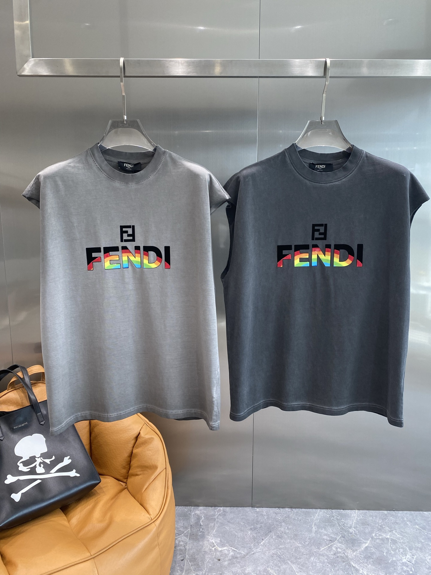 NO:448287,'Fenjia' 2025 spring and summer classic round neck sleeveless vest uses 280g double yarn cotton, and the clothes are thick to make the overall high breathability and softness. High-version, complete with three standards!  Size S M L XL the next day, fendi, alexander wang19860909《芬家》 2025春夏经典圆领无袖背心采用280克双纱精棉,衣服偏厚使整体高透气和柔软性,高版本,三标齐全！尺码S M L XL隔天,,fendi,alexander wang,Men's clothing