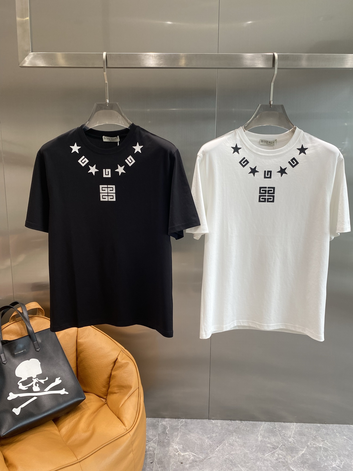 NO:476804,'Ji Family' 25SS spring and summer new style first release counter latest round neck short sleeves, high-end customization, avant-garde and fashionable design!  Brand logo heavy craft design, high-end customized Xinjiang long velvet cotton fabric. It feels soft and comfortable to wear. The counter-level exquisite car line is fine. The workmanship is exquisite. The upper body effect is invincible and handsome!  A must-have item for handsome men!  Color black and white. Number of code M-3XL the next day, T-shirt, alexander wang19860909《纪家》 25SS春夏新款首发专柜最新款圆领短袖 高端订制 设计前卫时尚！品牌logo重工艺设计 高端定制新疆长绒棉面料.手感柔软.穿着舒适.专柜级别精致车线.做工精细.上身效果无敌帅气！型男必备单品！颜色黑色.白色. 码数M-3XL隔天,,T-shirt,alexander wang,Men's clothing