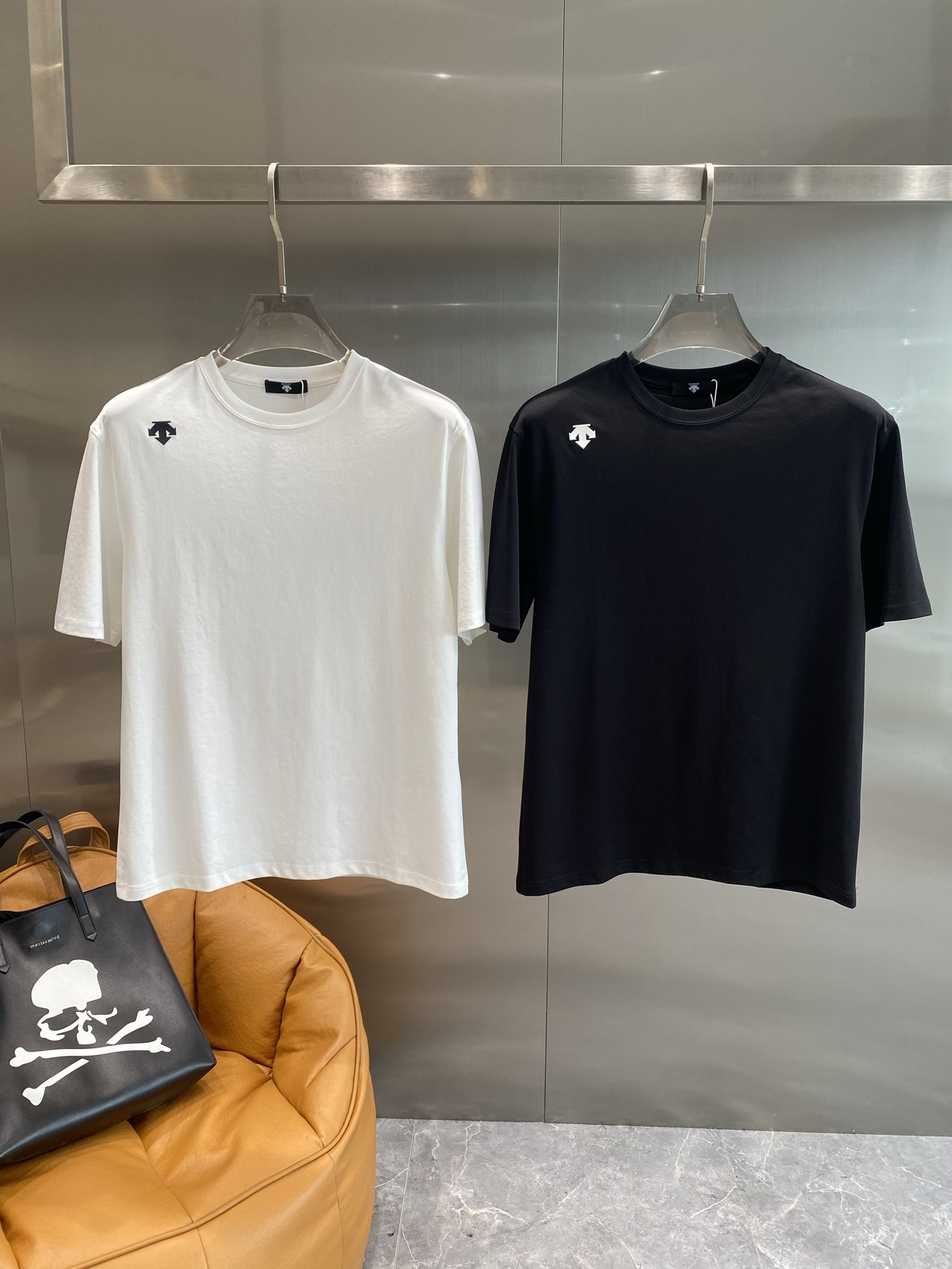 NO:514737,'Disan Family' 25SS spring and summer new model first launch counter latest round neck short sleeves, high-end customization, avant-garde and fashionable design!  Brand logo heavy craft design, high-end customized Xinjiang long velvet cotton fabric. It feels soft and comfortable to wear. The counter-level exquisite car line is fine. The workmanship is exquisite. The upper body effect is invincible and handsome!  A must-have item for handsome men!  Color black and white. Number of code M-3XL the next day, T-shirt, alexander wang19860909《迪桑家》 25SS春夏新款首发专柜最新款圆领短袖 高端订制 设计前卫时尚！品牌logo重工艺设计 高端定制新疆长绒棉面料.手感柔软.穿着舒适.专柜级别精致车线.做工精细.上身效果无敌帅气！型男必备单品！颜色黑色.白色. 码数M-3XL隔天,,T-shirt,alexander wang,Men's clothing