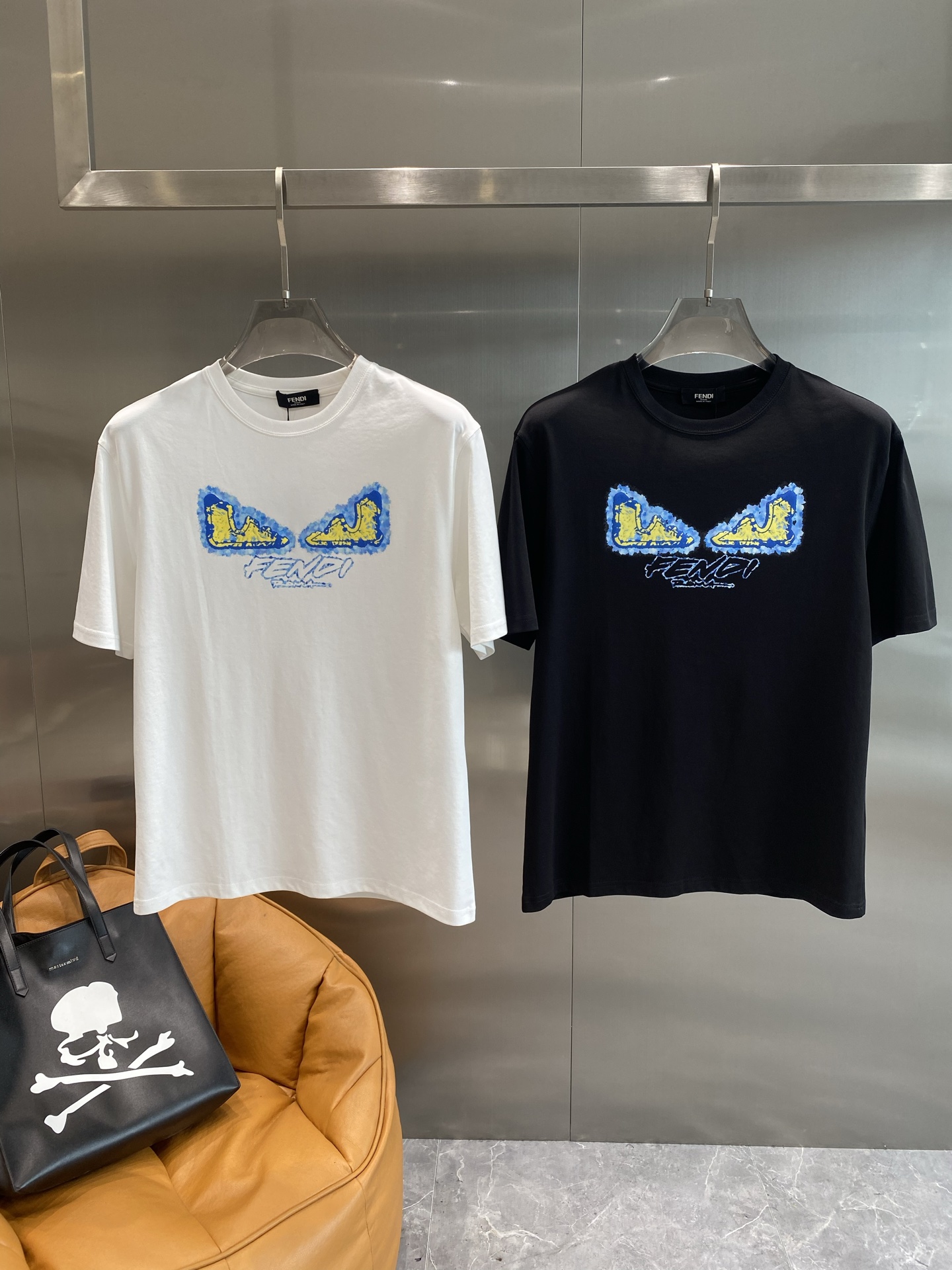 NO:476795,'Fenjia' 25SS spring and summer new model first launch counter latest round neck short sleeves, high-end customization, avant-garde and fashionable design!  Brand logo heavy craft design, high-end customized Xinjiang long velvet cotton fabric. It feels soft and comfortable to wear. The counter-level exquisite car line is fine. The workmanship is exquisite. The upper body effect is invincible and handsome!  A must-have item for handsome men!  Color black and white. Number of code M-3XL the next day, fendi, T-shirt, alexander wang19860909《芬家》 25SS春夏新款首发专柜最新款圆领短袖 高端订制 设计前卫时尚！品牌logo重工艺设计 高端定制新疆长绒棉面料.手感柔软.穿着舒适.专柜级别精致车线.做工精细.上身效果无敌帅气！型男必备单品！颜色黑色.白色. 码数M-3XL隔天,,fendi,T-shirt,alexander wang,Men's clothing