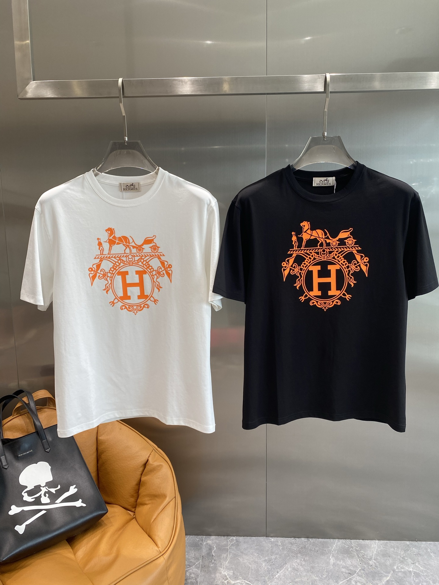 NO:476780,'Love Horse Family' 2025 latest short-sleeved T-shirt, original logo, customized fabric, soft feel, comfortable to wear, fine workmanship. The upper body effect is invincible and handsome, the next day M-3XL, hermes, T-shirt,tees, t-shirt,alexander wang19860909《爱马家》 2025 最新款短袖T恤,原标 定制面料,手感柔软,穿着舒适,做工精细.上身效果无敌帅气, 码数 M-3XL隔天,,hermes,T-shirt,tees，t-shirt,alexander wang,Men's clothing