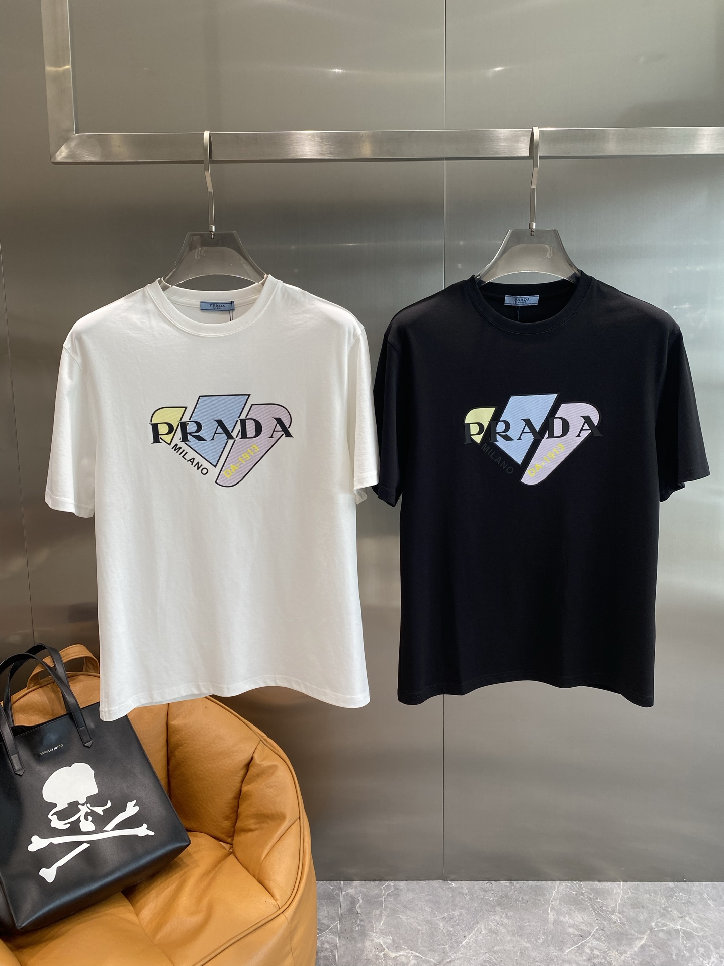 NO:476772,'Pujia' 2025 latest short-sleeved T-shirt, original logo, customized fabric, soft feel, comfortable to wear, fine workmanship. The upper body effect is invincible and handsome, the next day M-3XL, prada, T-shirt,tees, t-shirt,alexander wang19860909《普家》 2025 最新款短袖T恤,原标 定制面料,手感柔软,穿着舒适,做工精细.上身效果无敌帅气, 码数 M-3XL隔天,,prada,T-shirt,tees，t-shirt,alexander wang,Men's clothing