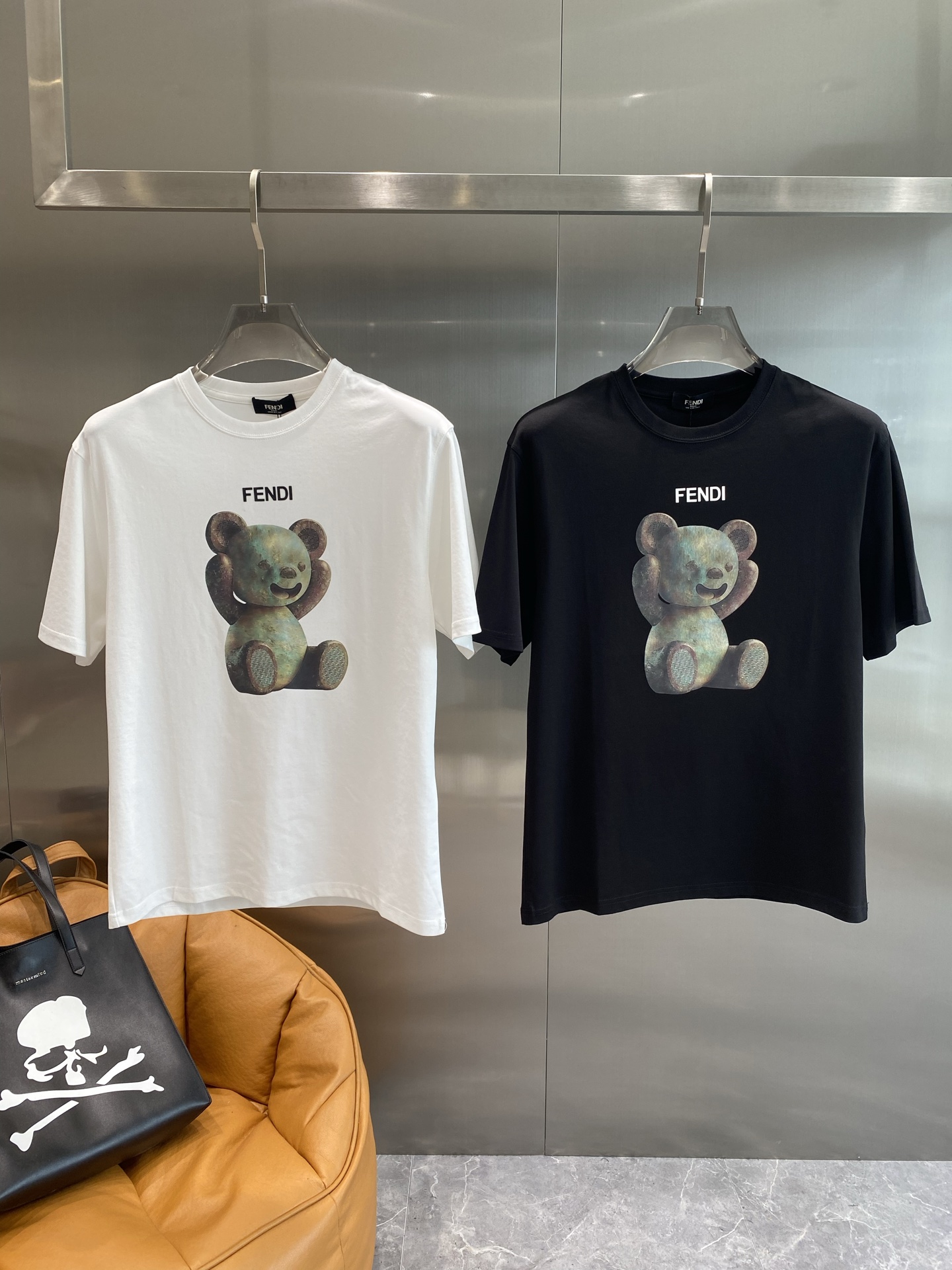 NO:476813,'Fenjia' 2025ss summer new product for men's knitted round neck short-sleeved shirt!  Exclusive first release is made of ultra-fine fiber and high elastic Yilit yarn. The texture and texture are super soft, very thin and soft, and the feel is extremely delicate and silky. The finer the yarn, the harder it is to work, and it is very time-consuming and material-consuming. It is a super rare product. The particularity of the fabric of each piece of clothing makes it silky soft and lubricating. The unique embroidery pattern on the chest can feel its softness and smoothness when it comes into contact with the skin!  Overall simple and atmospheric, size M-3XL the next day, fendi, T-shirt, alexander wang19860909《芬家》 2025ss夏季新品男士针织圆领短袖衫！独家首发 采用纤维超细与高弹的伊力特纱线织造而成,质感与纹理都是超级的柔和,非常的轻薄柔软,手感极其的细腻丝滑,纱线越细做工就越难,并且非常的耗时耗料,超级难得一见的佳品,每件衣服的面料的特殊性使它具有丝般的柔软和润滑,胸前独特刺绣图案,与肌肤接触就能感觉到它的柔软和爽滑！整体简洁、大气,尺码M-3XL隔天,,fendi,T-shirt,alexander wang,Men's clothing