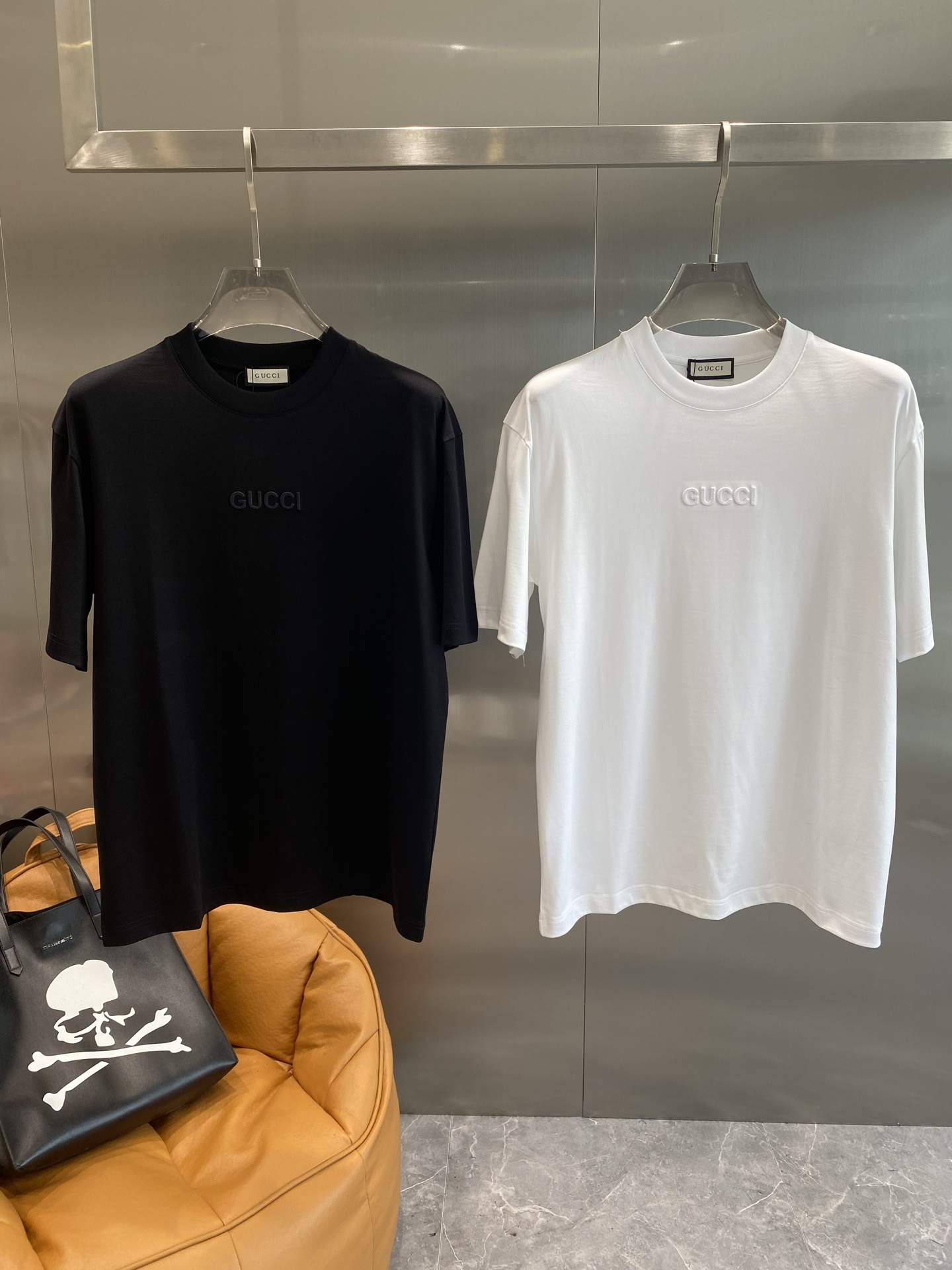 NO:508056,'Gujia' 2025 spring and summer new styles are released in the first counter with the latest round neck short sleeves, high-end customization, avant-garde and fashionable design!  Brand logo heavy craft design, high-end customized 100 double-sided mercerated cotton fabric, soft feel, comfortable to wear, exquisite counter-level car line, fine workmanship, invincible and handsome upper body effect!  A must-have item for handsome men!  Code number M-3xL the next day, gucci, T-shirt, alexander wang19860909《古家》 2025春夏新款首发专柜最新款圆领短袖 高端订制 设计前卫时尚！品牌logo重工艺设计 高端定制100支双面丝光棉面料.手感柔软.穿着舒适.专柜级别精致车线.做工精细.上身效果无敌帅气！型男必备单品！码数M-3xL隔天,,gucci,T-shirt,alexander wang,Men's clothing