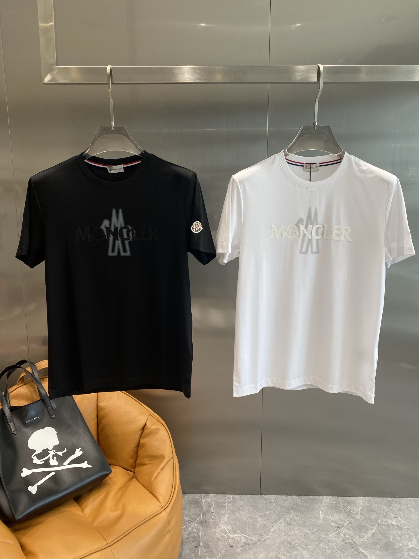 NO:508051,'Mengjia' 2025 latest short-sleeved T-shirt, handsome and fashionable, exquisite embroidered letter logo on the chest, simple and versatile style. The fabric cotton is not only crisp, maintains the trendy silhouette, but also comfortable to wear, and the yarn is more delicate, and the next day, T-shirt,tees, t-shirt,alexander wang19860909《蒙家》 2025最新款短袖T恤,帅气时尚,胸前精致刺绣字母logo,简约百搭款.面料棉 不仅挺括,保持潮流的廓形,又穿着舒适,纱织更细腻,码数M-3XL 隔天,,T-shirt,tees，t-shirt,alexander wang,Men's clothing