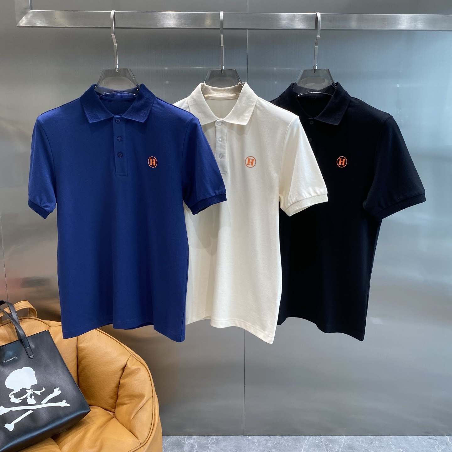 NO:476838,'Love Horse Family' 2025s classic iconic logo embellishment elements, classic fashion lapel, short-sleeved Polo shirt, trading company channel orders, simple and elegant, fashionable and versatile, and the quality is even more unstriking!  Use imported custom-woven pure cotton bead mesh fabric, which is soft, straight, stylish, breathable and comfortable. The upper body has a good drooping feeling and is not easy to deform! It is even less likely to fade! A clean and refreshing basic POLO shirt style, a small and crisp pointed collar, stylish and fashionable, perfectly combining casual and business!  Fashionable and versatile!  M-3XL the next day, hermes, T-shirt, alexander wang19860909《爱马家》 2025s经典标志性Logo点缀元素 经典时尚翻领 Polo衫短袖 ,贸易公司渠道订单,简约大气,时尚百搭,品相更是无法挑剔！选用客供进口定织纯棉珠地网眼面料,柔软挺阔有型、透气舒适.上身垂感好,不易变形!更不易褪色!干净清爽的基础 POLO衫版型,小巧而挺括的尖领有型又时尚,休闲与商务完美结合！时尚百搭！M-3XL隔天,,hermes,T-shirt,alexander wang,Men's clothing