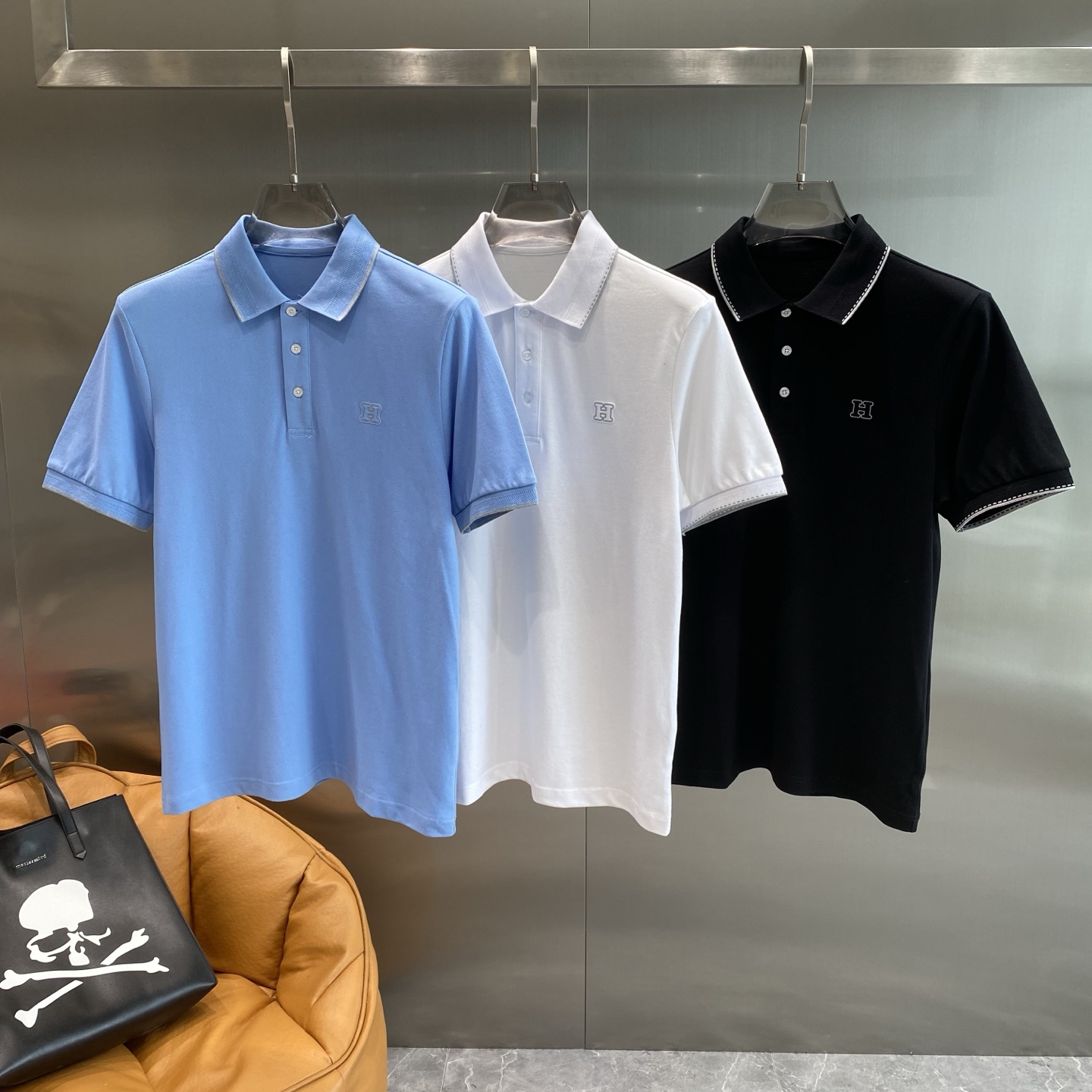 NO:476822,'Love Horse Family' 2025s classic iconic logo embellishment elements, classic fashion lapel, short-sleeved Polo shirt, trading company channel orders, simple and elegant, fashionable and versatile, and the quality is even more unstriking!  Use imported custom-woven pure cotton bead mesh fabric, which is soft, straight, stylish, breathable and comfortable. The upper body has a good drooping feeling and is not easy to deform! It is even less likely to fade! A clean and refreshing basic POLO shirt style, a small and crisp pointed collar, stylish and fashionable, perfectly combining casual and business!  Fashionable and versatile!  M-3XL the next day, hermes, T-shirt, alexander wang19860909《爱马家》 2025s经典标志性Logo点缀元素 经典时尚翻领 Polo衫短袖 ,贸易公司渠道订单,简约大气,时尚百搭,品相更是无法挑剔！选用客供进口定织纯棉珠地网眼面料,柔软挺阔有型、透气舒适.上身垂感好,不易变形!更不易褪色!干净清爽的基础 POLO衫版型,小巧而挺括的尖领有型又时尚,休闲与商务完美结合！时尚百搭！M-3XL隔天,,hermes,T-shirt,alexander wang,Men's clothing