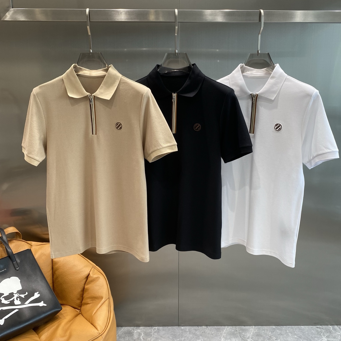 NO:476831,'Jenni's Family' 2025 spring and summer new fine-texture pearl-land business polo, minimalist body shape!  Top knitted cotton blend texture The overall feel is extremely comfortable, the elasticity is very skin-friendly and high-end effect, classic fashionable lapel Polo shirt short sleeves, trading company channel orders, the official website is released simultaneously, simple and atmospheric, fashionable and versatile, and the quality is even more unstriking!! The quality of the fabric is also as high as ever, soft and stylish, breathable and comfortable. M-3XL the next day, zegna, T-shirt, alexander wang19860909《杰尼家》 2025春夏新品细纹珠地商务Polo,极简的衣身造型！顶级针织棉质混纺质地 整体的触感极为舒适,弹力十足亲肤效果高级,经典时尚翻领 Polo衫短袖 贸易公司渠道订单,官网同步发售,简约大气,时尚百搭,品相更是无法挑剔!!面料这块品质也是一如既往的高规格 柔软有型、透气舒适.M-3XL隔天,,zegna,T-shirt,alexander wang,Men's clothing