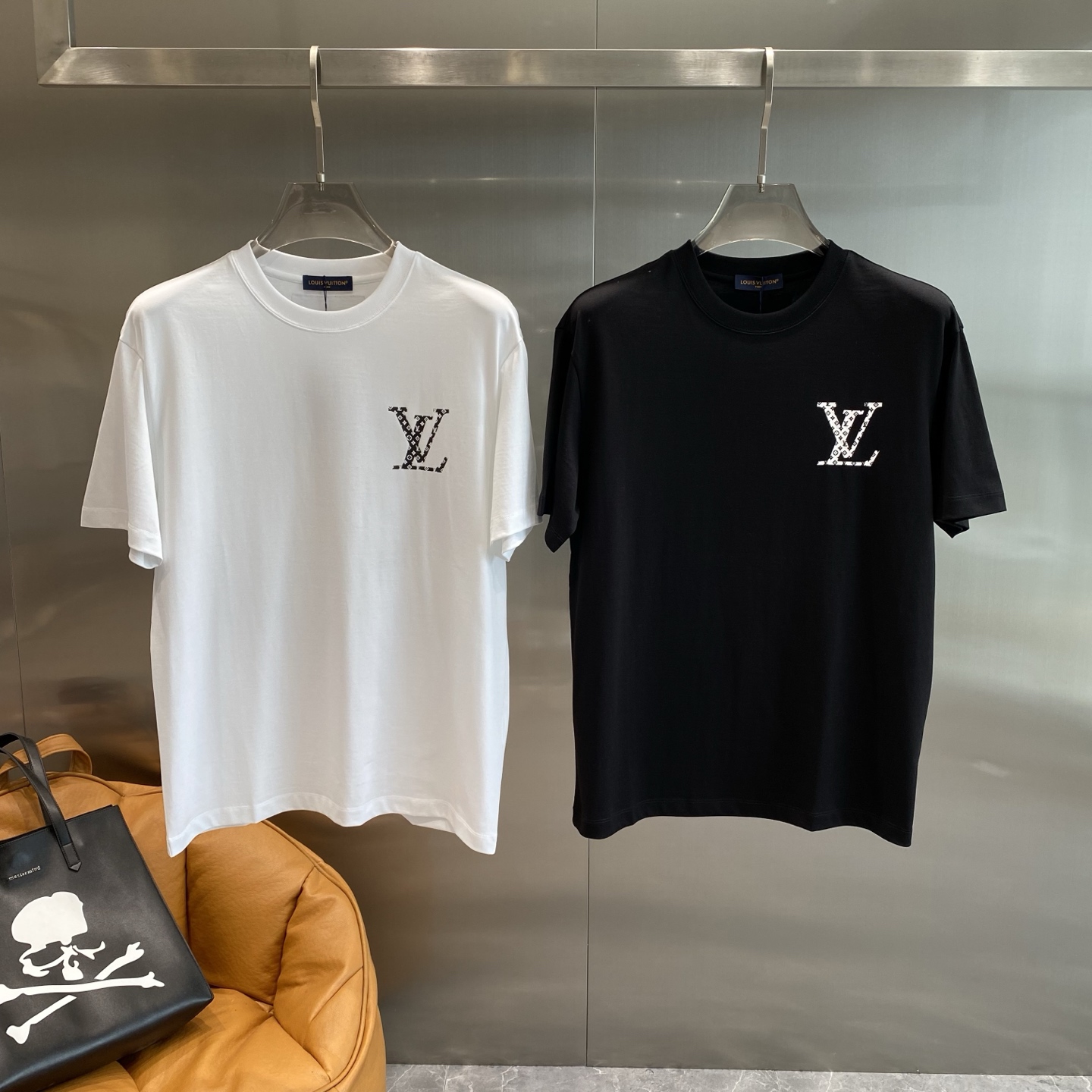 NO:509105,'Dujia' 2025 spring and summer new short-sleeved T-shirt, original soaked letter logo, handsome and fashionable, simple and versatile. Pure cotton fabric. Breathable and comfortable to wear!  Black and white!  Count M-3XL the next day, louis vuitton,louis vuitton,t-shirt,tees,t-shirt,alexander wang19860909《驴家》 2025春夏新品短袖T恤,原版泡发字母Logo,帅气时尚,简约百搭款.纯棉面料.穿着透气舒适！黑白两色！ 码数M-3XL隔天,,louis vuitton,louis vuitton,T-shirt,tees，t-shirt,alexander wang,Men's clothing