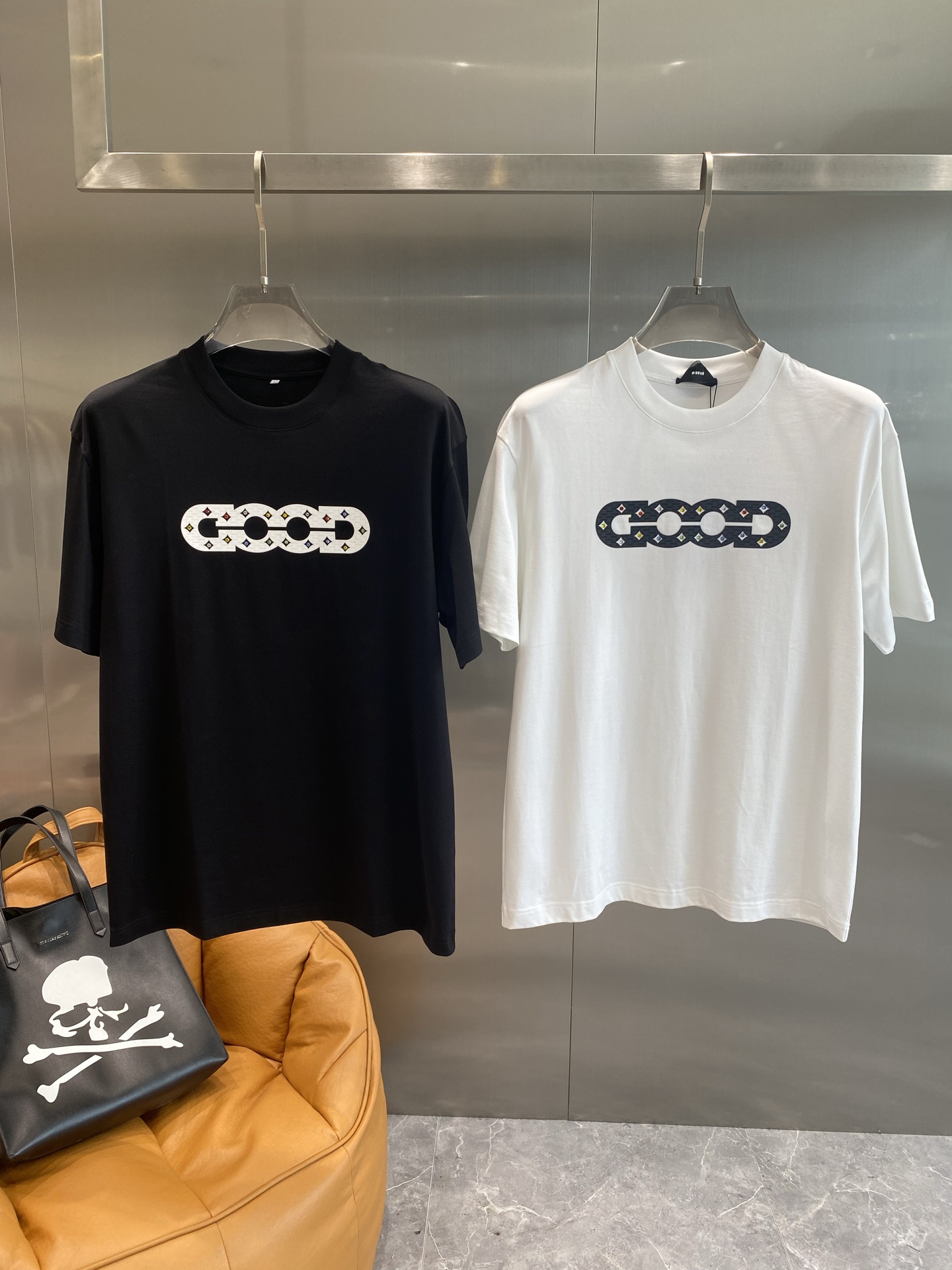 NO:509098,'Gujia' The latest fabric classic logo pattern logo is fashionable, simple and trendy short sleeves, the top quality counter original single short sleeves, the top production process imported fabric, the counter model is uniquely designed, using imported high-end customized fabrics. The official website is on sale!  Fabric style, size..Black and white M-3Xl the next day, gucci, T-shirt, alexander wang19860909《古家》 最新面料经典标识图案logo时尚简约潮流短袖,最顶级的品质专柜原单短袖,顶级制作工艺进口面料,专柜款独特设计,采用进口高端订制面料.官网在售！面料版型超赞 码数..黑白色 M-3Xl隔天,,gucci,T-shirt,alexander wang,Men's clothing