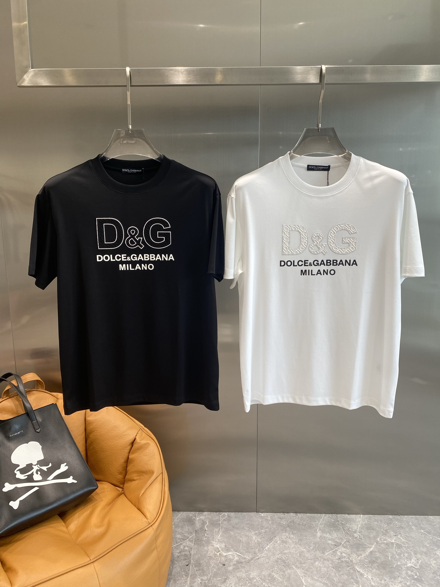 NO:509100,'DG Home' 25SS new spring and summer short-sleeved version, the highest version of customized high-end mercerized cotton fabric, simple and fashionable style, super beautiful color matching!  Classic logo design l2 simple and elegant styles!  Full of high-end feel, wearable in all seasons. Simple European style, simple and elegant, the same style on sale on the official website. Number M-3XL the next day, gucci, T-shirt, alexander wang19860909《DG家》 25SS新款春夏短袖 最高版本客供定制高端丝光棉面料 简单时尚款,配色超级好看！经典logo的设计 l2简单大方的款式！满满的高级感,四季可穿.简欧风格,简洁大气,官网同款在售.码数M-3XL隔天,,gucci,T-shirt,alexander wang,Men's clothing