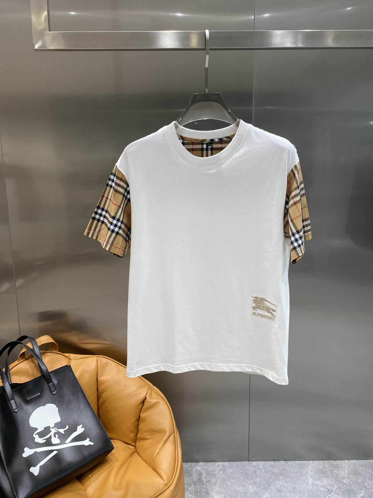 “Custom Men’s Leisure Shorts Suit: Soft Fabric, Impeccable Detail, Original Logo Design” - 图片 4