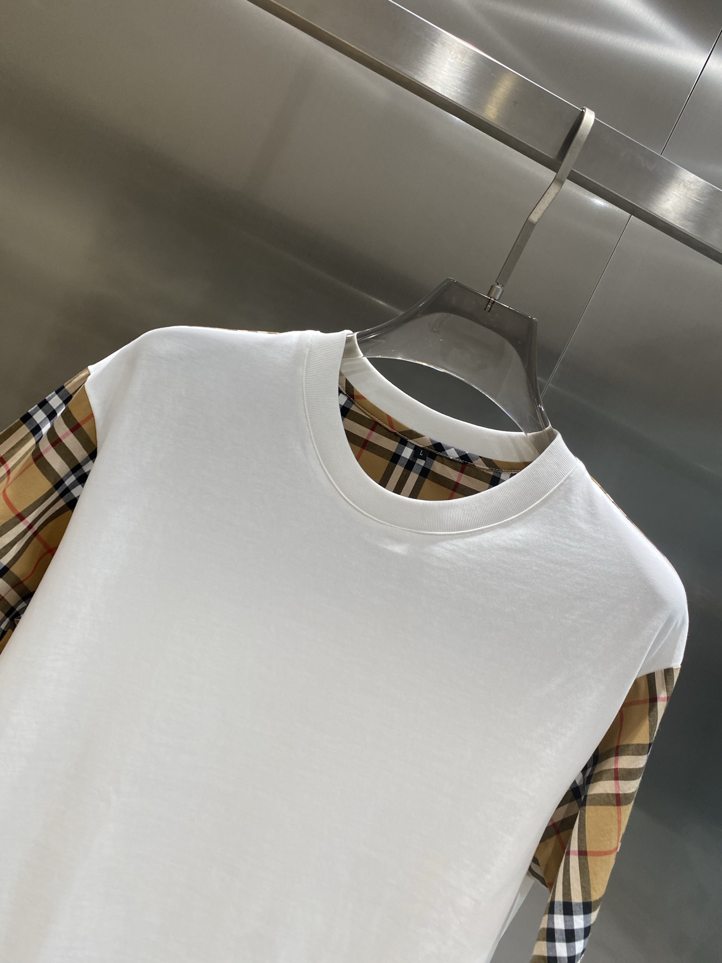 “Custom Men’s Leisure Shorts Suit: Soft Fabric, Impeccable Detail, Original Logo Design” - 图片 5