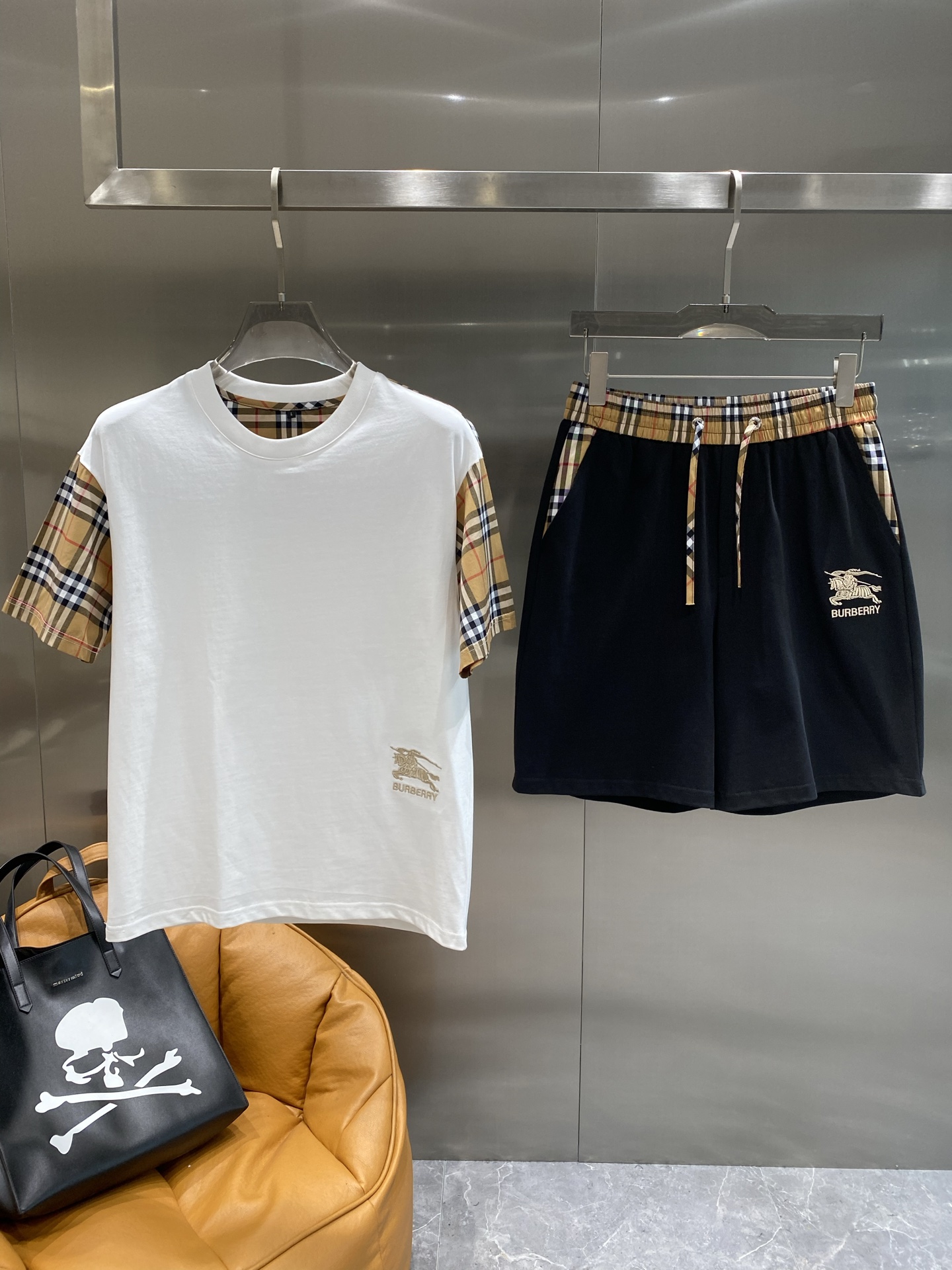 “Custom Men’s Leisure Shorts Suit: Soft Fabric, Impeccable Detail, Original Logo Design” - 图片 2