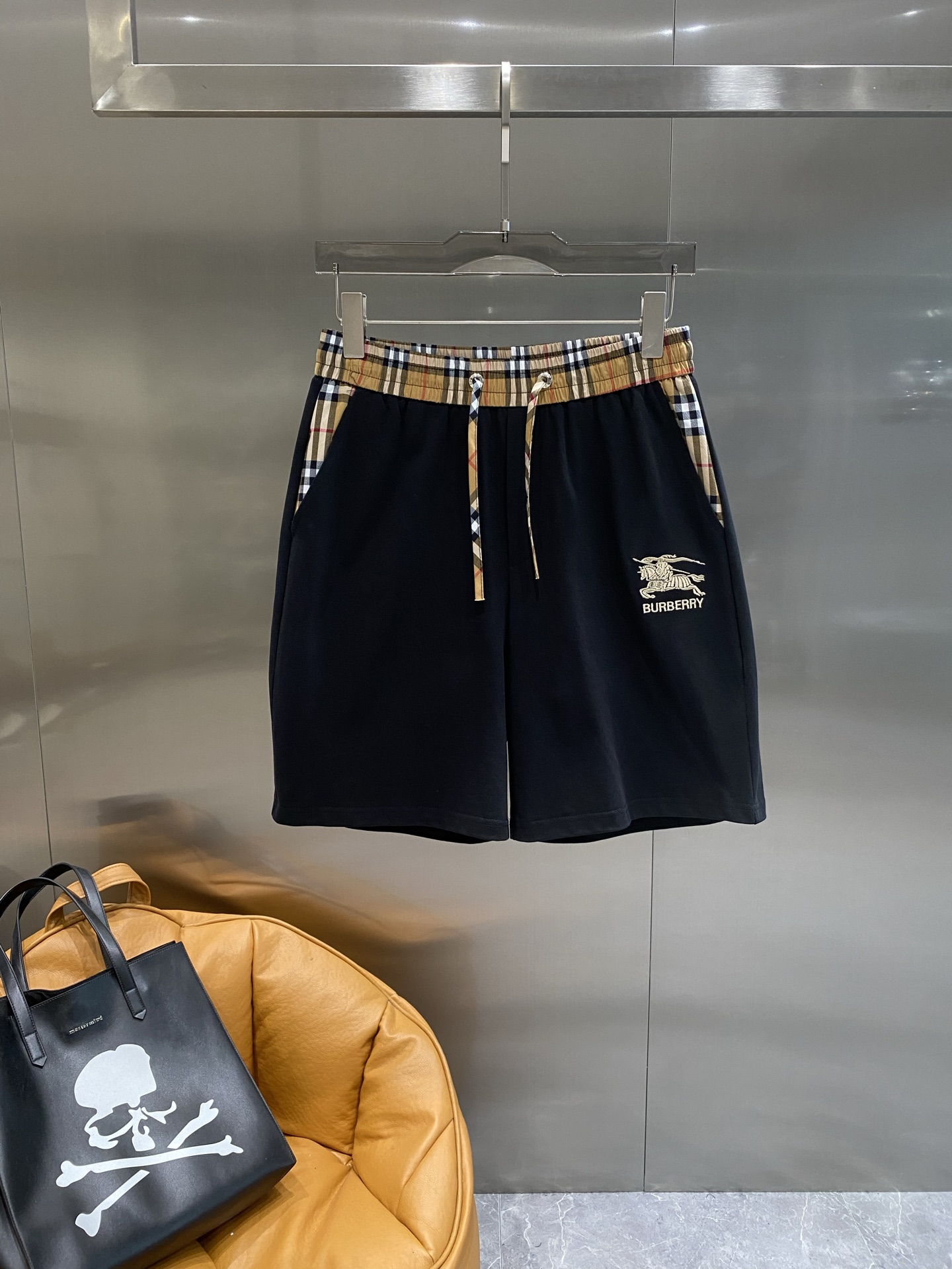 “Custom Men’s Leisure Shorts Suit: Soft Fabric, Impeccable Detail, Original Logo Design” - 图片 9