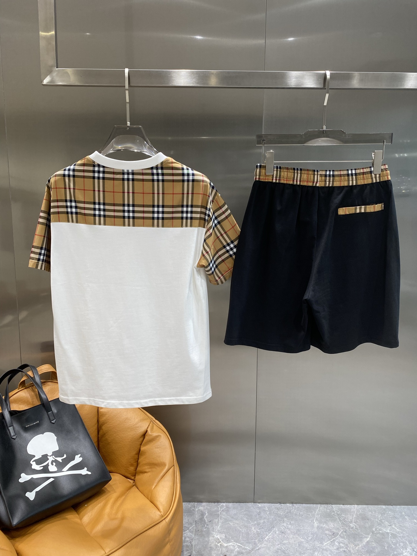 “Custom Men’s Leisure Shorts Suit: Soft Fabric, Impeccable Detail, Original Logo Design” - 图片 3