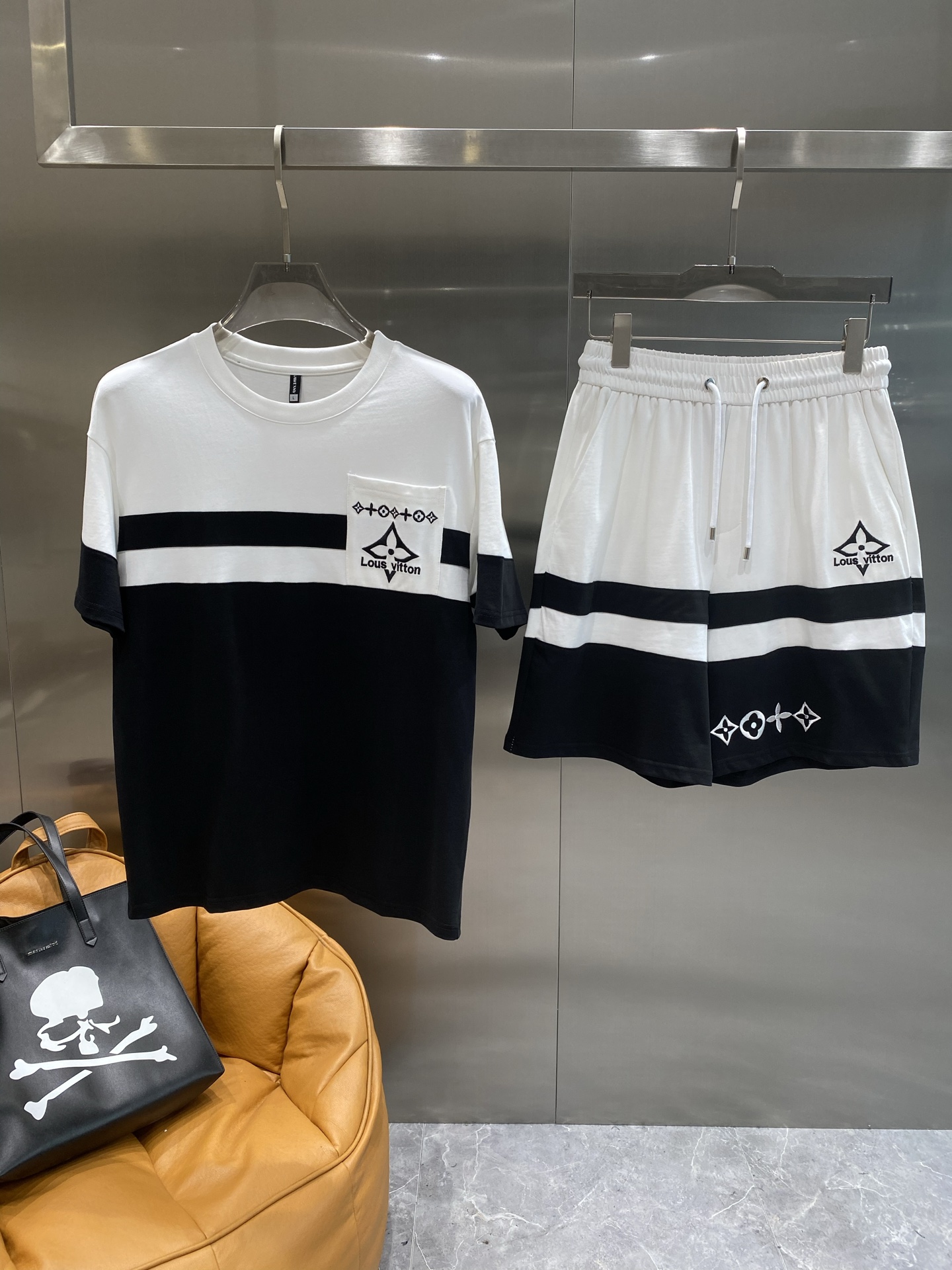 NO:453903,'Donkey Family' new style, casual, short-sleeved shortspreads suit, high-end version!  Customized fabrics for counters are breathable and comfortable, with impeccable details, and the brand element design concept reflects high quality. The feel is delicate and soft!  It is casually cut, with a great upper body style!  Code number M-3XL the next day, louis vuitton,louis vuitton,shorts,t-shirt,alexander wang19860909《驴家》 ss新款 休闲 短袖 短裤裤 套装,高端版本！专柜定制面料 透气舒适度高,细节无可挑剔,品牌元素设计理念,体现高品质.手感细腻柔软！呈现休闲裁剪,上身版型超赞！码数M-3XL隔天,,louis vuitton,louis vuitton,shorts,T-shirt,alexander wang,Men's clothing