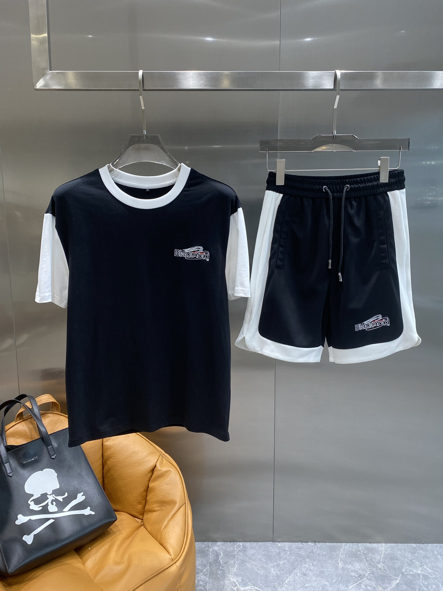 NO:453898,'Paris Home' SS New Style Casual Short Sleeve Shortspants Set, High-end Version!  Customized fabrics for counters are breathable and comfortable, with impeccable details, and the brand element design concept reflects high quality. The feel is delicate and soft!  It is casually cut, with a great upper body style!  Code number M-3XL the next day, balenciaga, shorts, T-shirt, alexander wang19860909《巴黎家》 ss新款 休闲 短袖 短裤裤 套装,高端版本！专柜定制面料 透气舒适度高,细节无可挑剔,品牌元素设计理念,体现高品质.手感细腻柔软！呈现休闲裁剪,上身版型超赞！码数M-3XL隔天,,balenciaga,shorts,T-shirt,alexander wang,Men's clothing