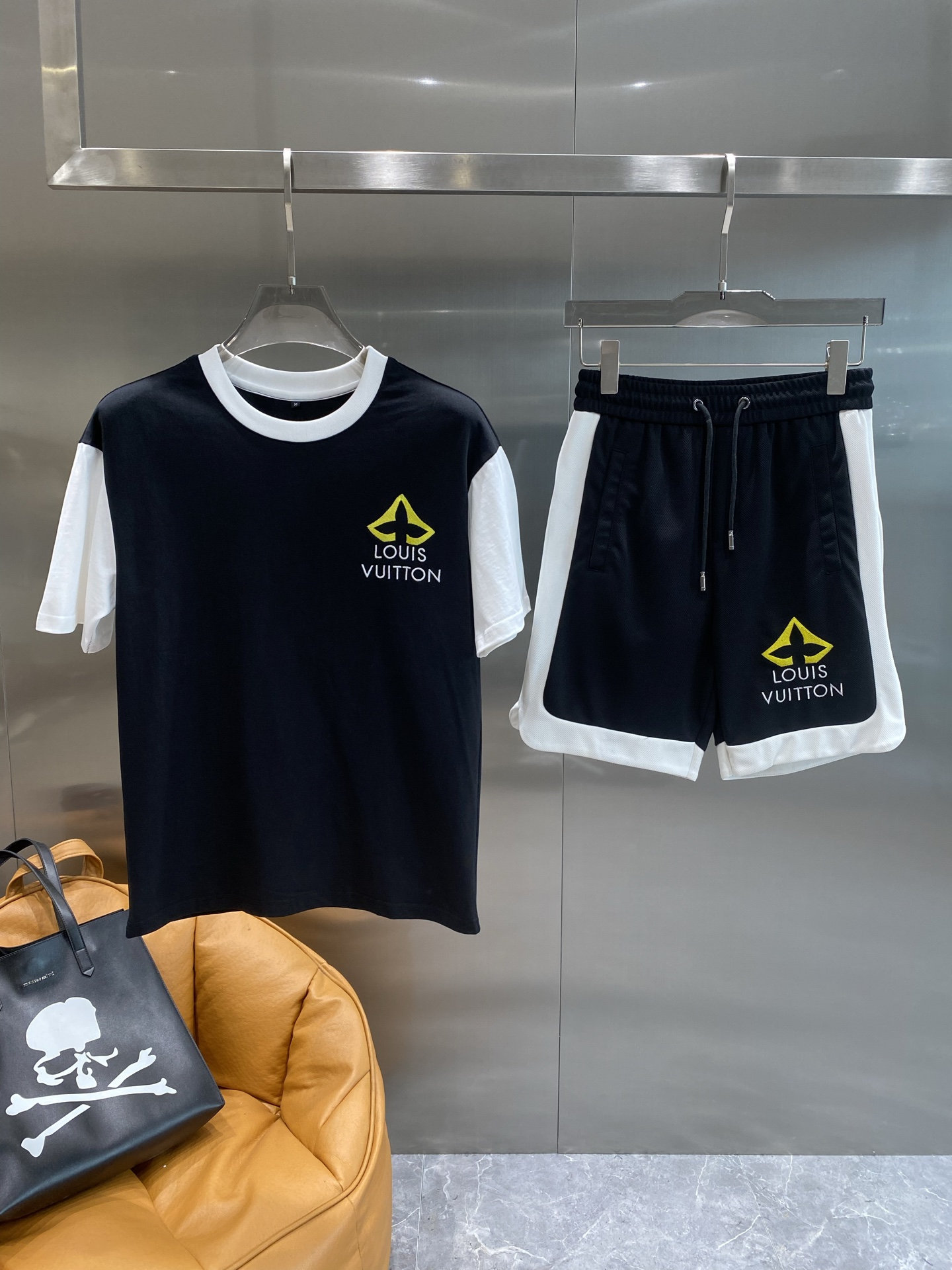 NO:453860,'Donkey Family' new style, casual, short-sleeved shortspreads suit, high-end version!  Customized fabrics for counters are breathable and comfortable, with impeccable details, and the brand element design concept reflects high quality. The feel is delicate and soft!  It is casually cut, with a great upper body style!  Code number M-3XL the next day, louis vuitton,louis vuitton,shorts,t-shirt,alexander wang19860909《驴家》 ss新款 休闲 短袖 短裤裤 套装,高端版本！专柜定制面料 透气舒适度高,细节无可挑剔,品牌元素设计理念,体现高品质.手感细腻柔软！呈现休闲裁剪,上身版型超赞！码数M-3XL隔天,,louis vuitton,louis vuitton,shorts,T-shirt,alexander wang,Men's clothing