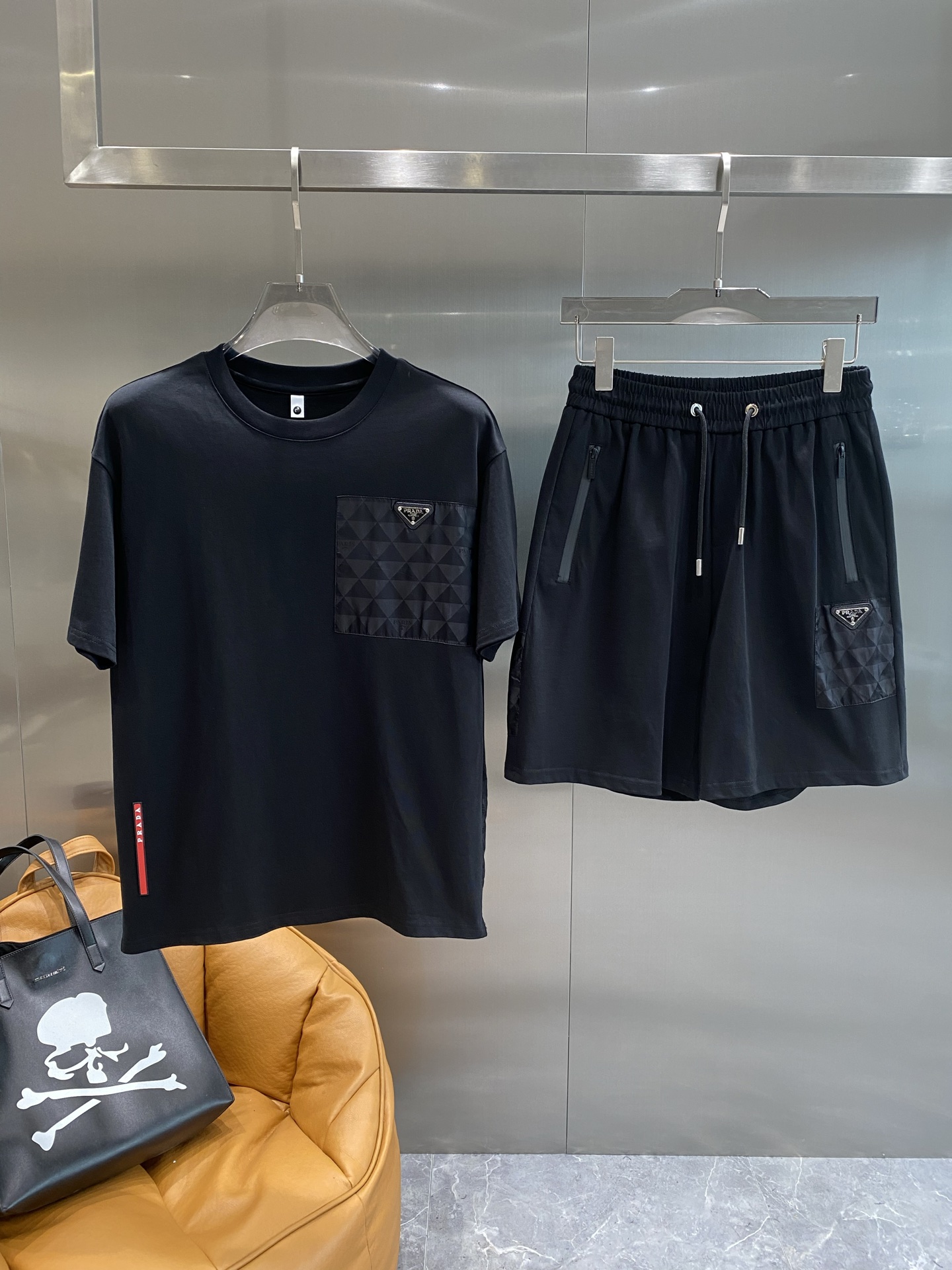 NO:453888,'Pujia' The new spring and summer new style first-time counter latest short-sleeved shorts casual set, high-end customization, avant-garde and fashionable design!  Brand logo heavy craftsmanship design, high-end customized pure cotton fabric, soft feel, comfortable to wear, exquisite counter-level car line, fine workmanship, invincible and handsome upper body effect!  A must-have item for handsome men!  M-3XL the next day, prada, shorts, T-shirt, alexander wang19860909《普家》 春夏新款首发专柜最新款短袖短裤休闲套装 高端订制 设计前卫时尚！品牌logo重工艺设计 高端定制纯棉面料.手感柔软.穿着舒适.专柜级别精致车线.做工精细.上身效果无敌帅气！型男必备单品！M-3XL隔天,,prada,shorts,T-shirt,alexander wang,Men's clothing