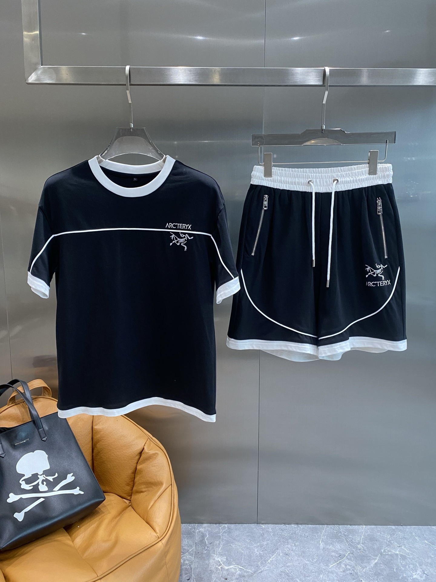 NO:453855,'Bird's Home' SS New Style Casual Short Sleeve Shortspants Set, High-end Version!  Customized fabrics for counters are breathable and comfortable, with impeccable details, and the brand element design concept reflects high quality. The feel is delicate and soft!  It is casually cut, with a great upper body style!  Code number M-3XL the next day, jil sander, shorts, T-shirt, alexander wang19860909《鸟家》 ss新款 休闲 短袖 短裤裤 套装,高端版本！专柜定制面料 透气舒适度高,细节无可挑剔,品牌元素设计理念,体现高品质.手感细腻柔软！呈现休闲裁剪,上身版型超赞！码数M-3XL隔天,,jil sander,shorts,T-shirt,alexander wang,Men's clothing