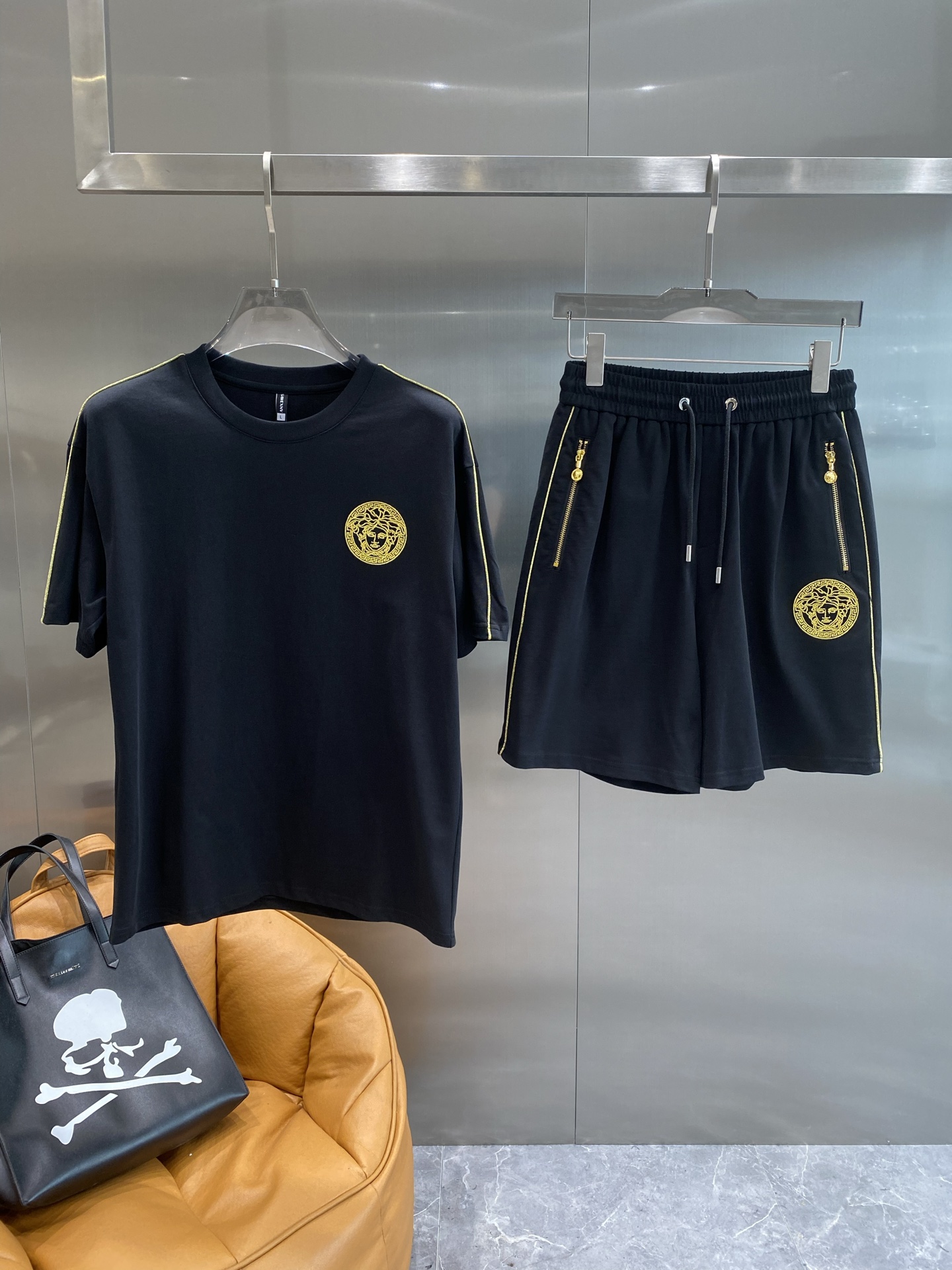 NO:453883,'Fan Jia' The new spring and summer new style first-time counter latest short-sleeved shorts casual set, high-end customization, avant-garde and fashionable design!  Brand logo heavy craftsmanship design, high-end customized pure cotton fabric, soft feel, comfortable to wear, exquisite counter-level car line, fine workmanship, invincible and handsome upper body effect!  A must-have item for handsome men!  M-3XL the next day, shorts, T-shirt, alexander wang19860909《范家》 春夏新款首发专柜最新款短袖短裤休闲套装 高端订制 设计前卫时尚！品牌logo重工艺设计 高端定制纯棉面料.手感柔软.穿着舒适.专柜级别精致车线.做工精细.上身效果无敌帅气！型男必备单品！M-3XL隔天,,shorts,T-shirt,alexander wang,Men's clothing