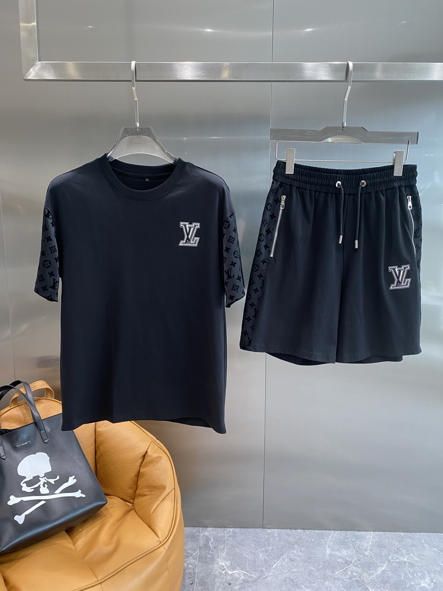 NO:453874,'Donkey Family' The most new style in summer and spring, classic design short-sleeved T-shirt shorts suit, customized pure cotton material, soft hand feels soft, comfortable to wear, fine work. The upper body effect is invincible and handsome, Digital M-3XL the next day, louis vuitton, louis vuitton,tees, t-shirt, alexander wang19860909《驴家》 夏春最款新,经典设计短袖T恤短裤套装,定制纯面棉料,手柔感软,着穿舒适,工做精细.上身效果无敌帅气,数码M-3XL隔天,,louis vuitton,louis vuitton,tees，t-shirt,alexander wang,Men's clothing